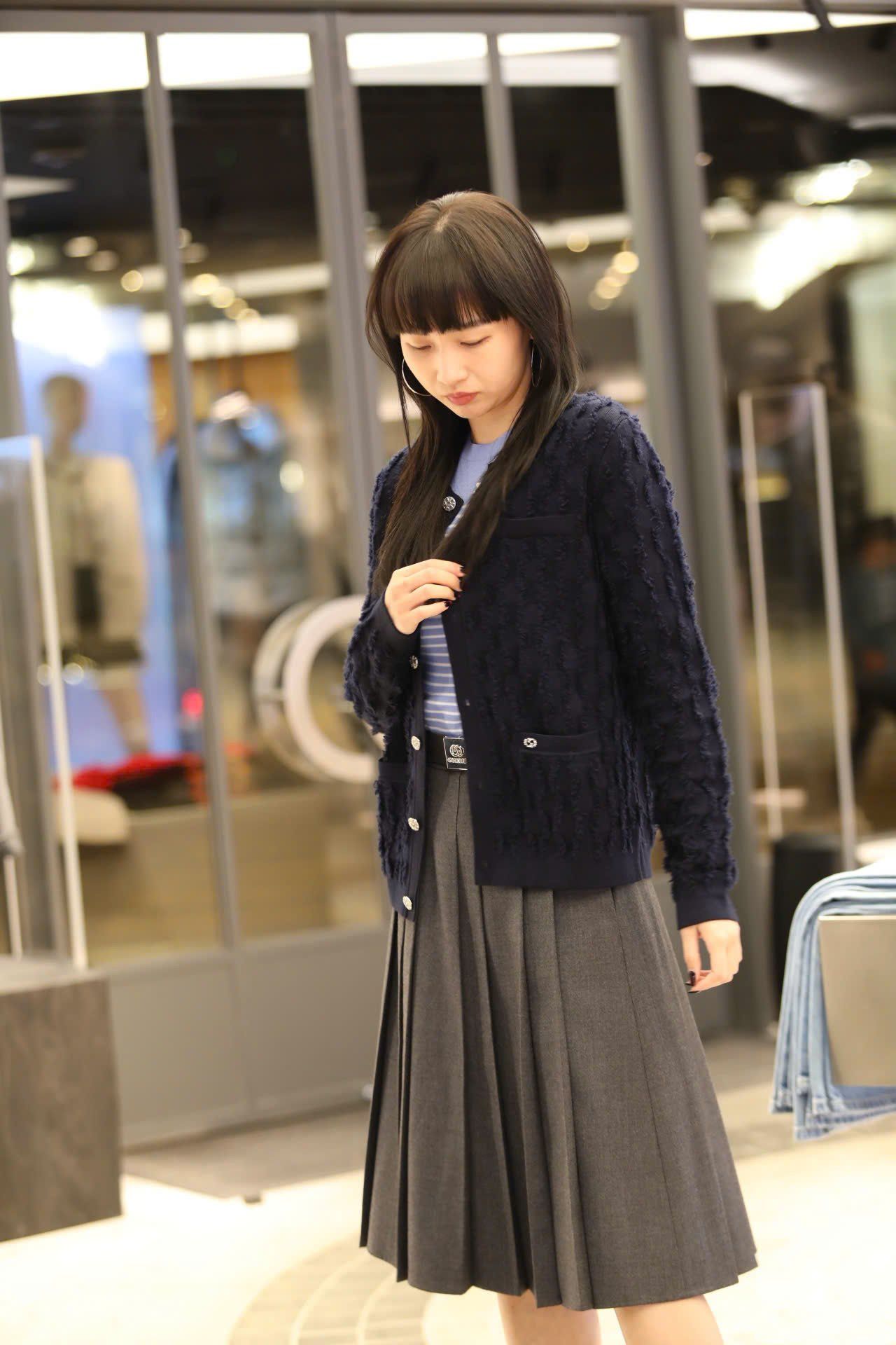  Chân váy xếp ly kèm belt kim loại - xám 