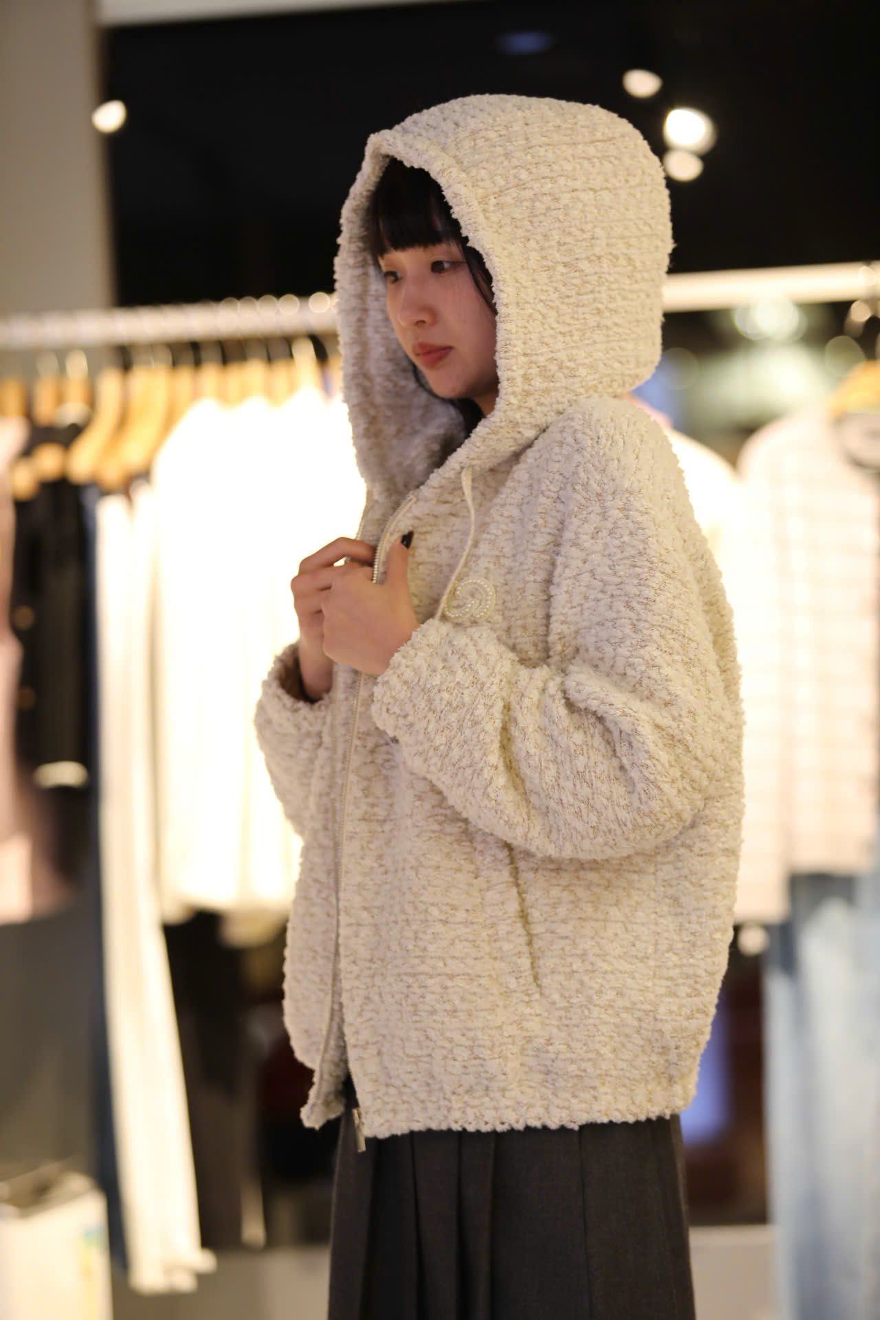  Áo khoác trắng lông có mũ 