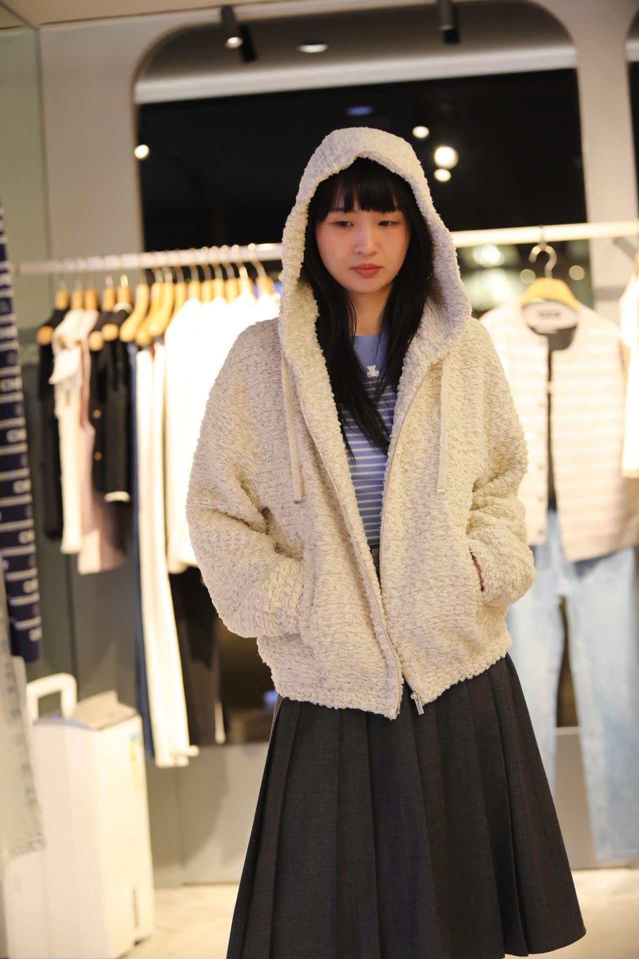  Áo khoác trắng lông có mũ 