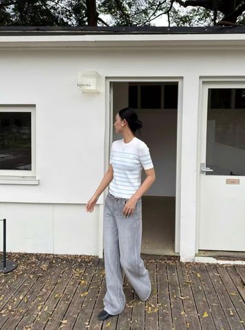  1.Áo trắng kẻ xanh ngôi sao giữa ngực 