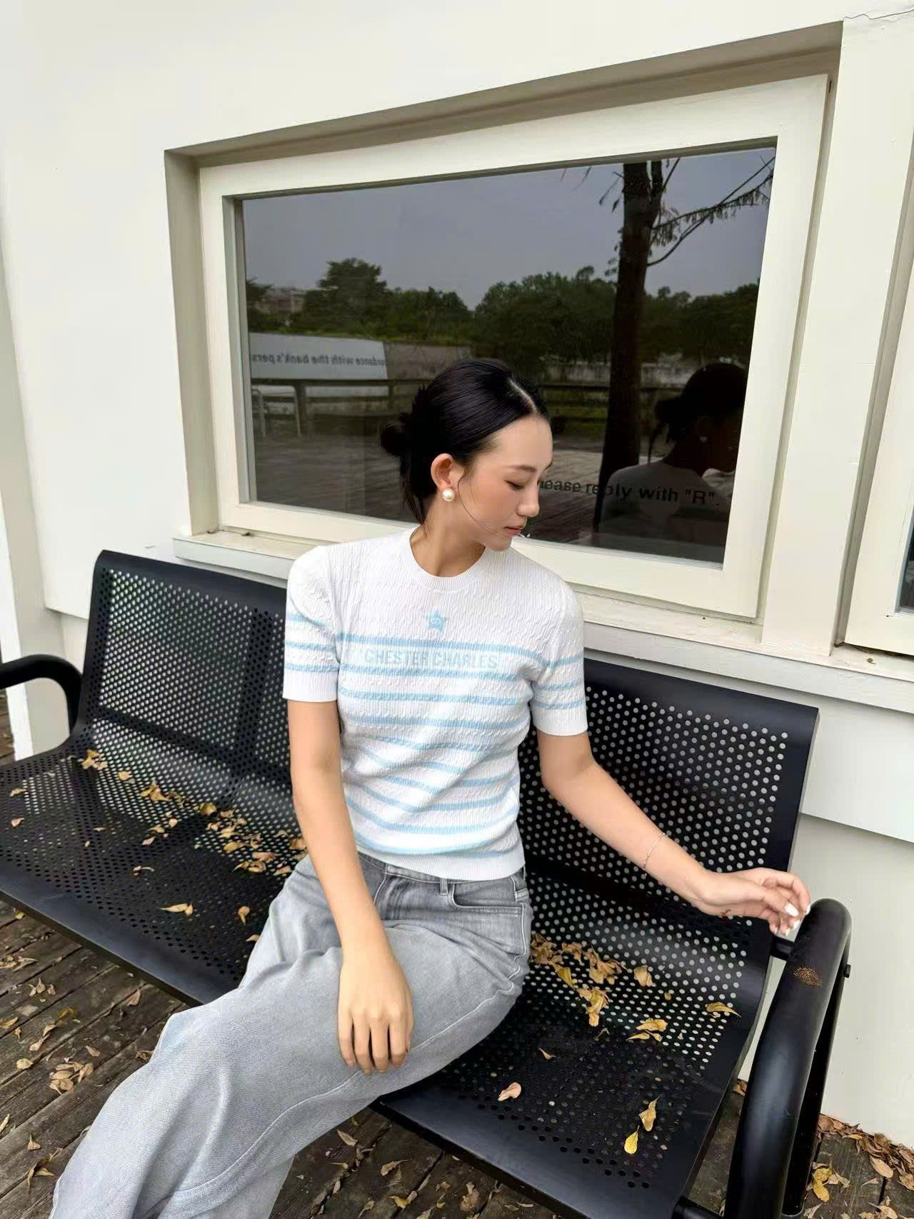  Áo trắng kẻ xanh ngôi sao giữa ngực 