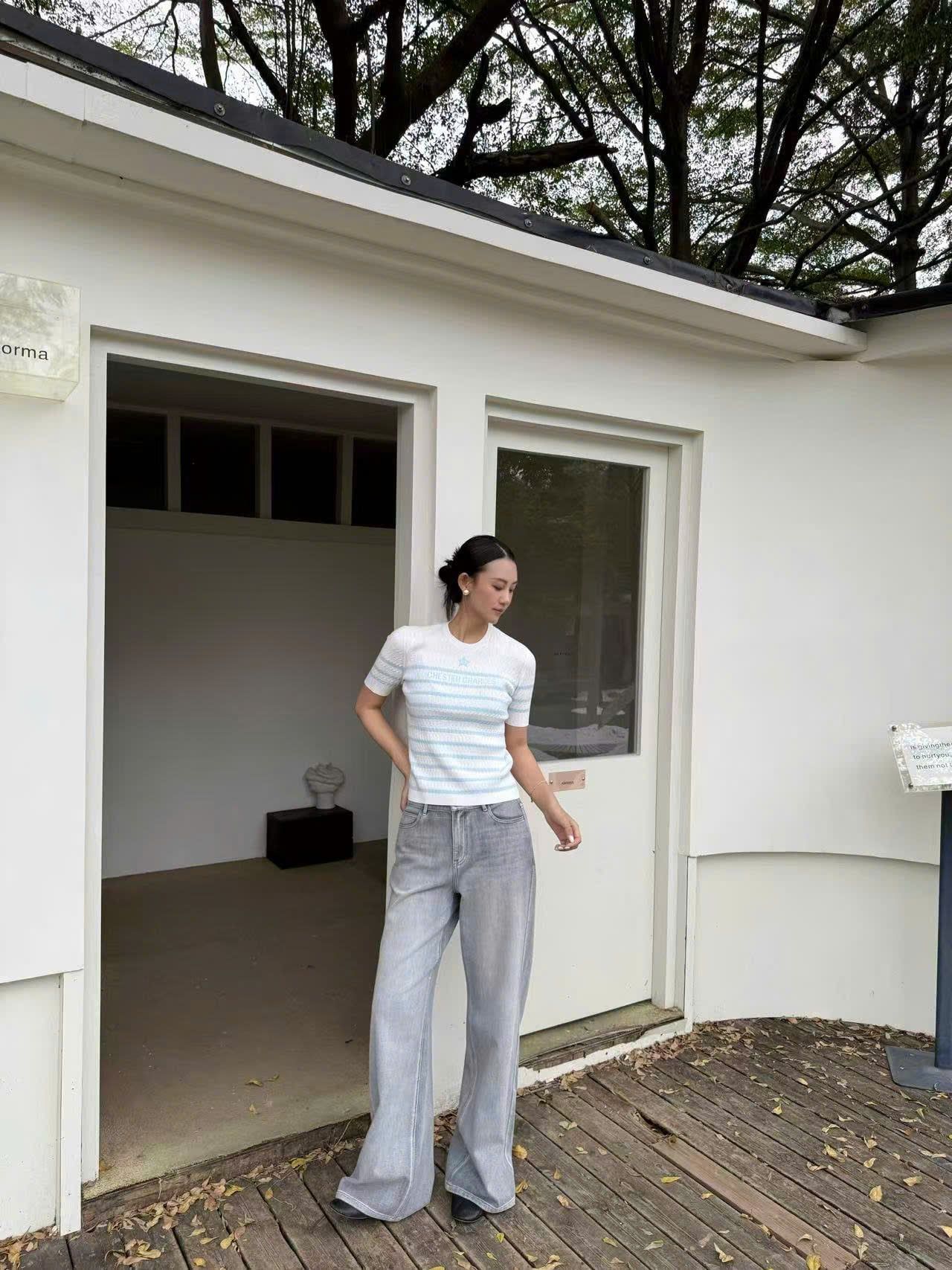  Áo trắng kẻ xanh ngôi sao giữa ngực 