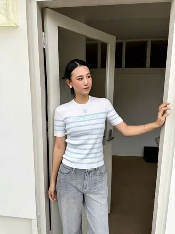  1.Áo trắng kẻ xanh ngôi sao giữa ngực 