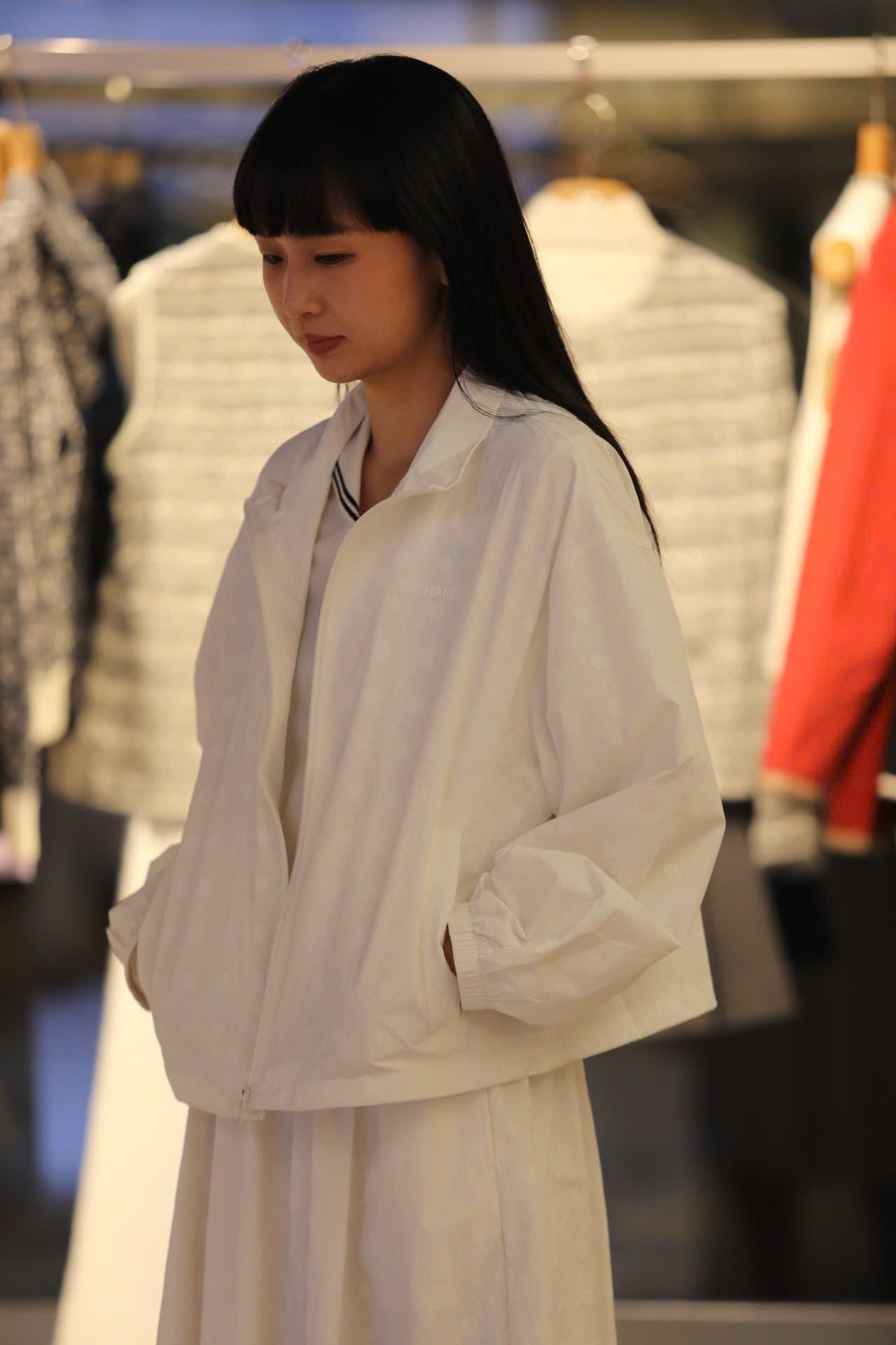  Áo gió trắng họa tiết CH 