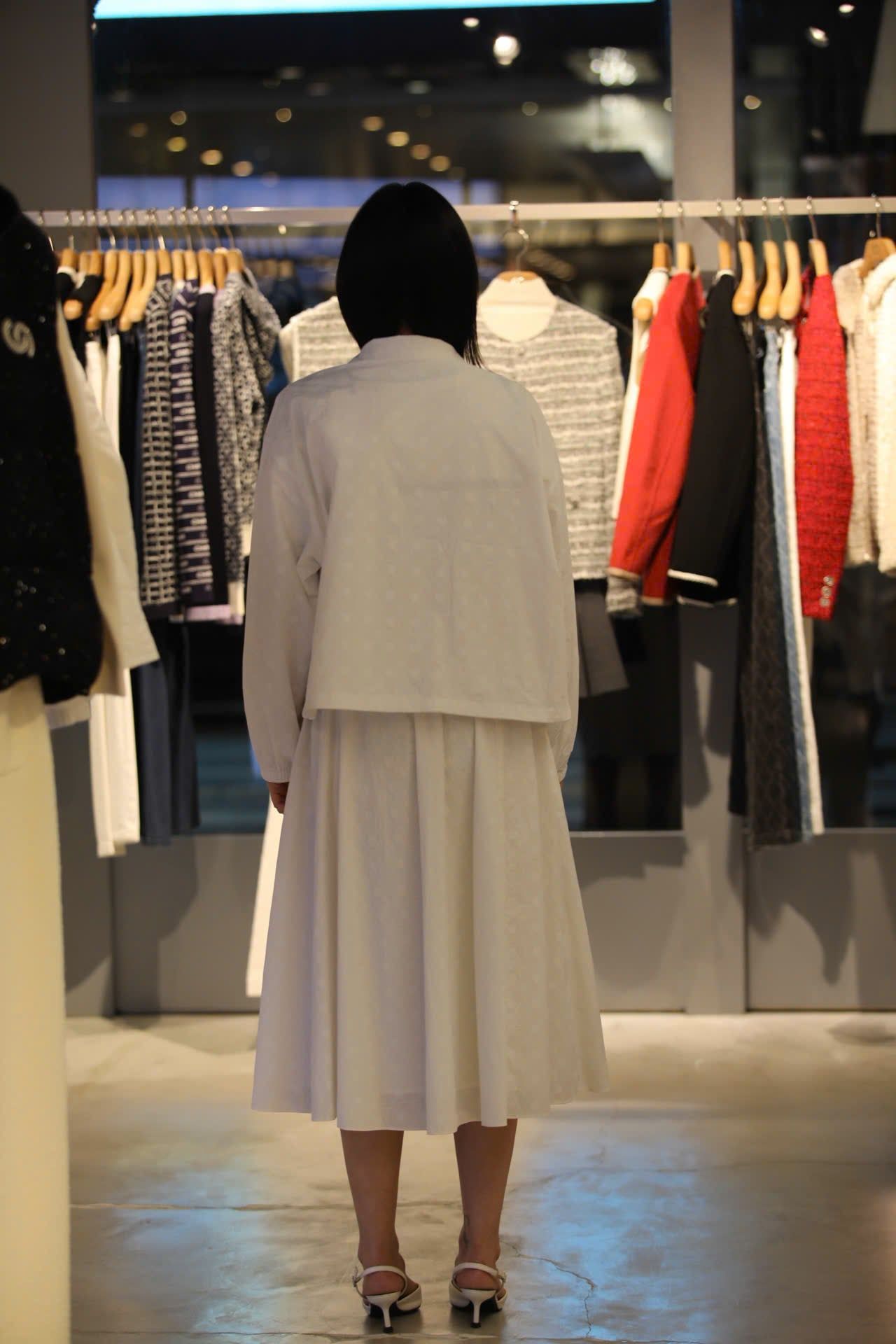  Áo gió trắng họa tiết CH 