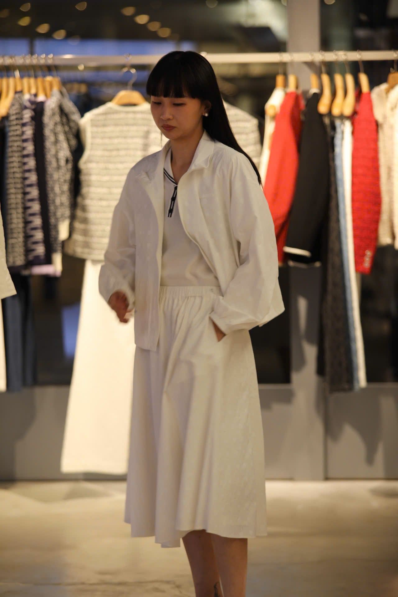  Áo gió trắng họa tiết CH 