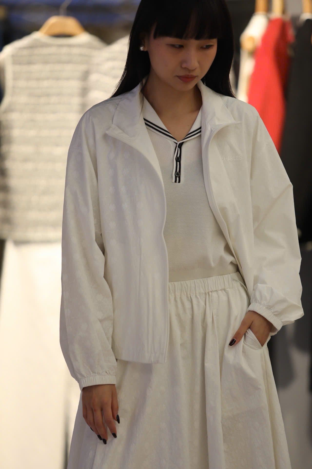  Áo gió trắng họa tiết CH 