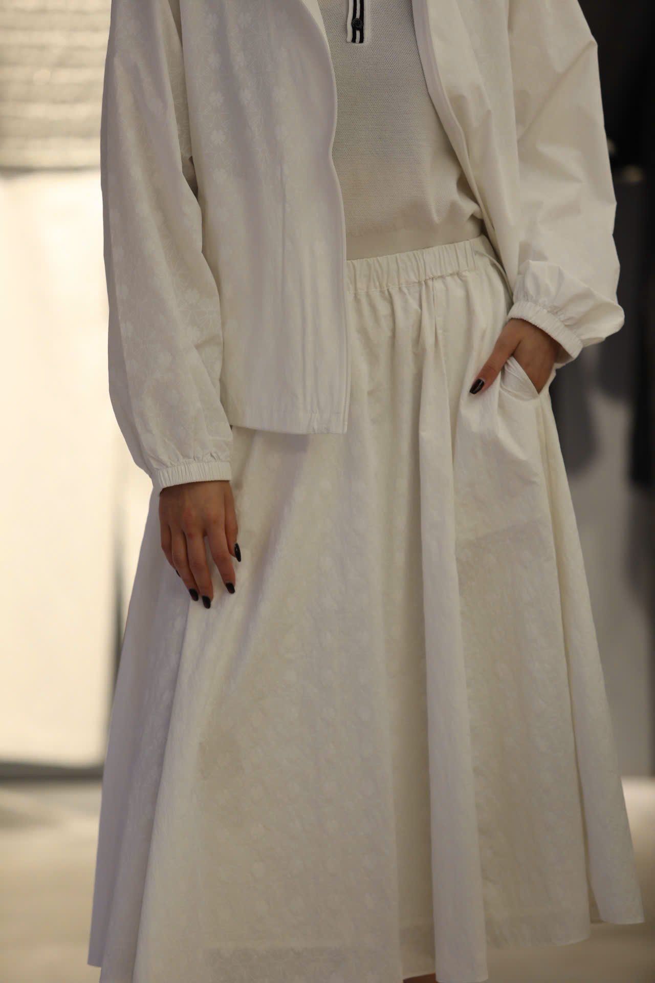  Áo gió trắng họa tiết CH 