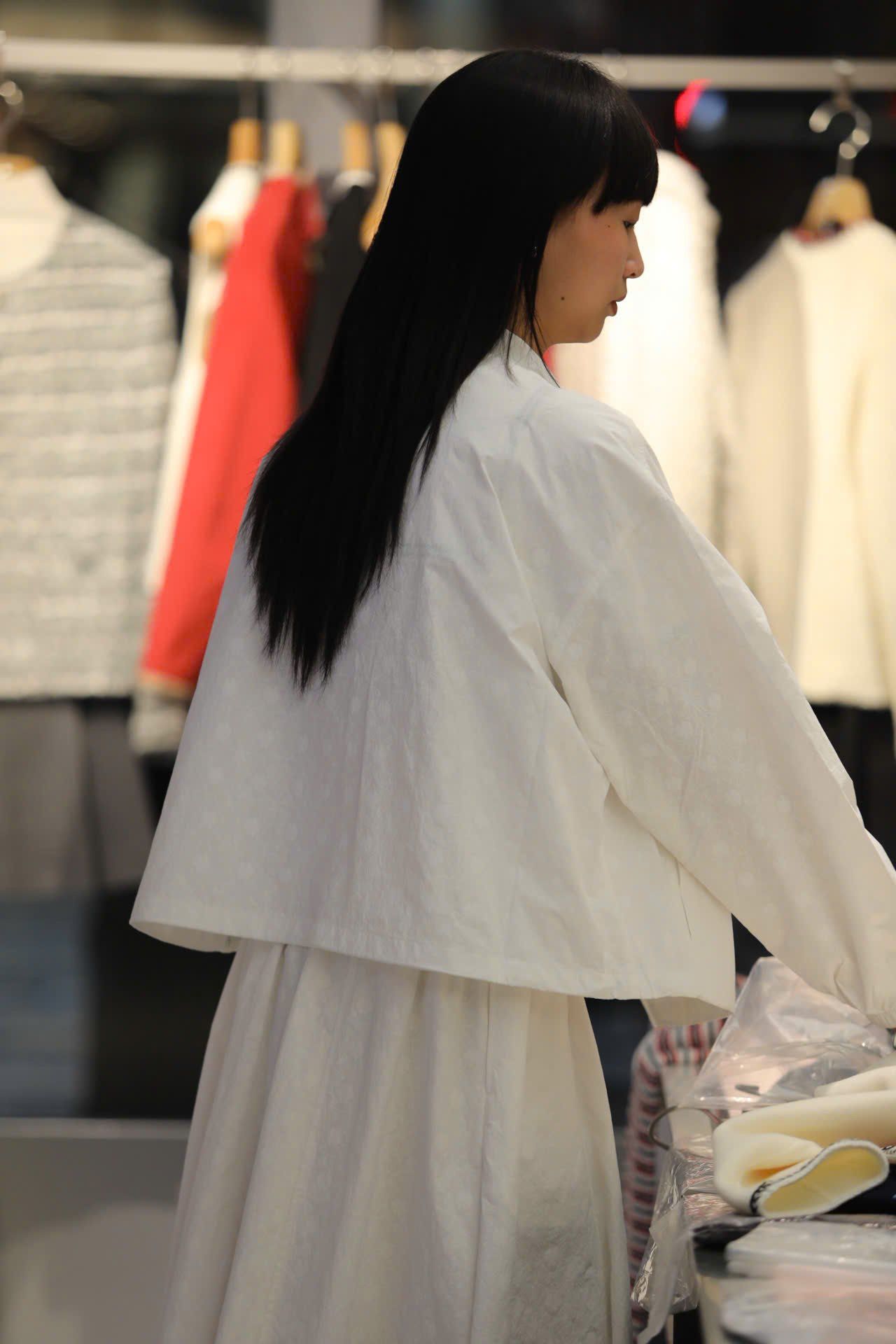  Áo gió trắng họa tiết CH 