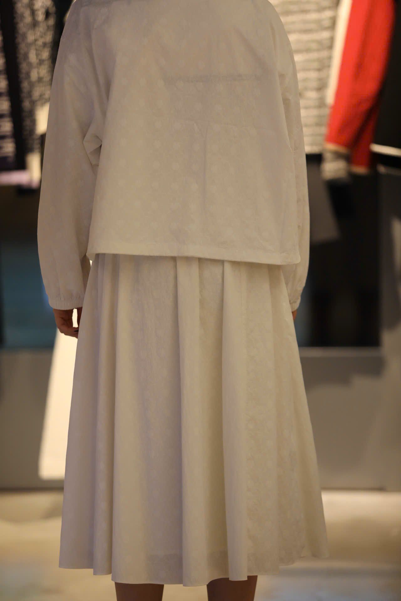  Áo gió trắng họa tiết CH 