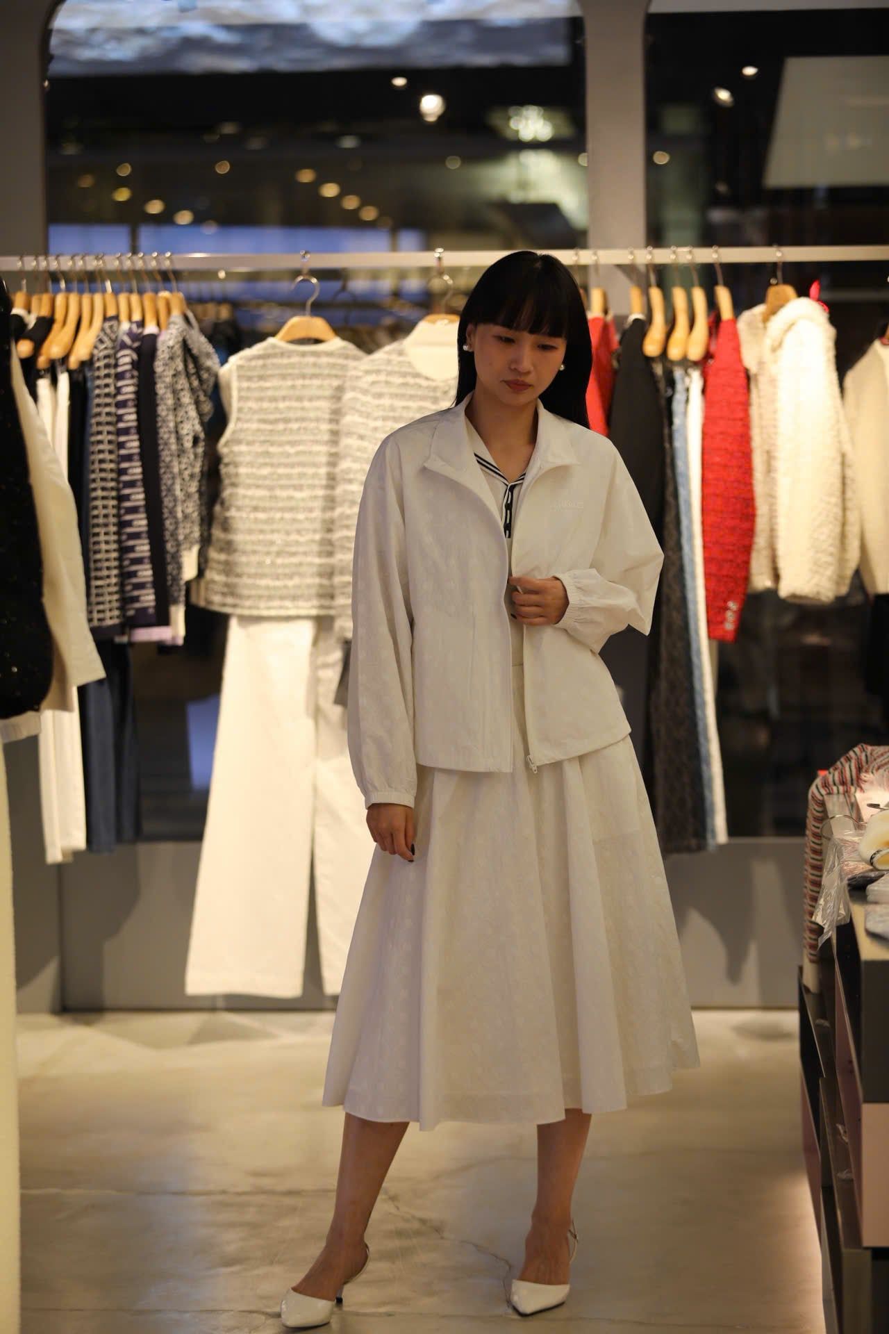  Áo gió trắng họa tiết CH 