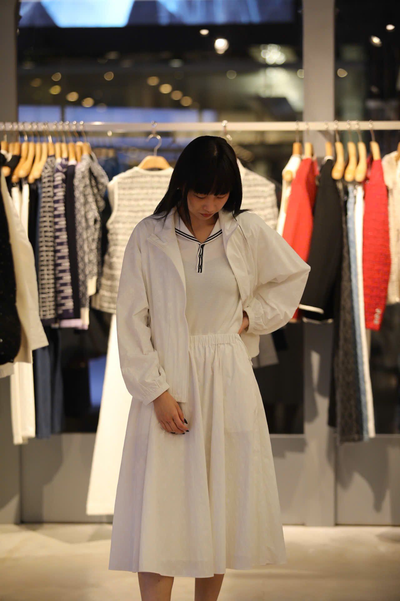  Áo gió trắng họa tiết CH 