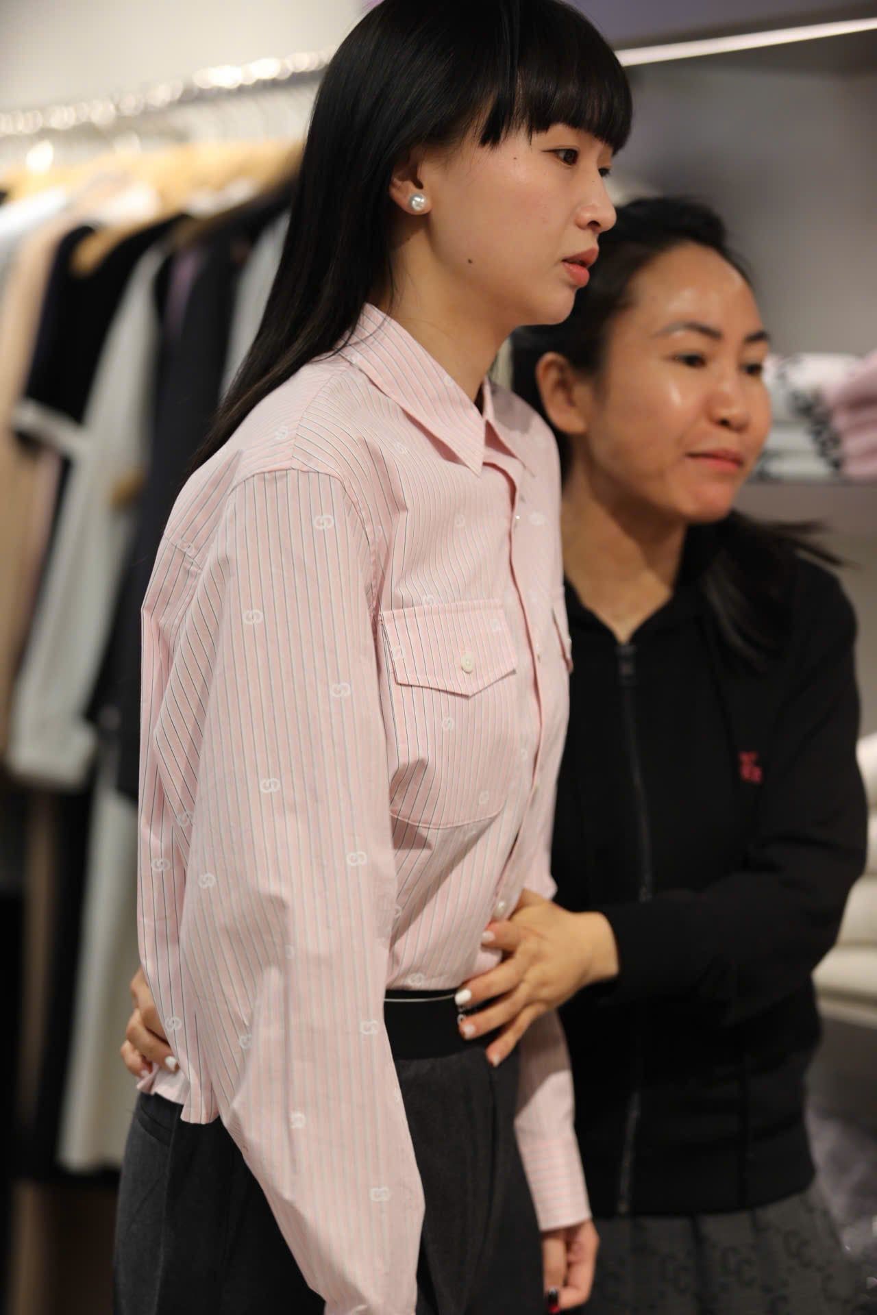  Áo sơmi hồng , 2 túi ngực 