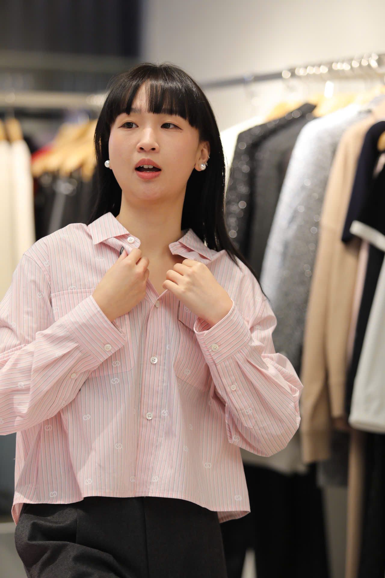  Áo sơmi hồng , 2 túi ngực 