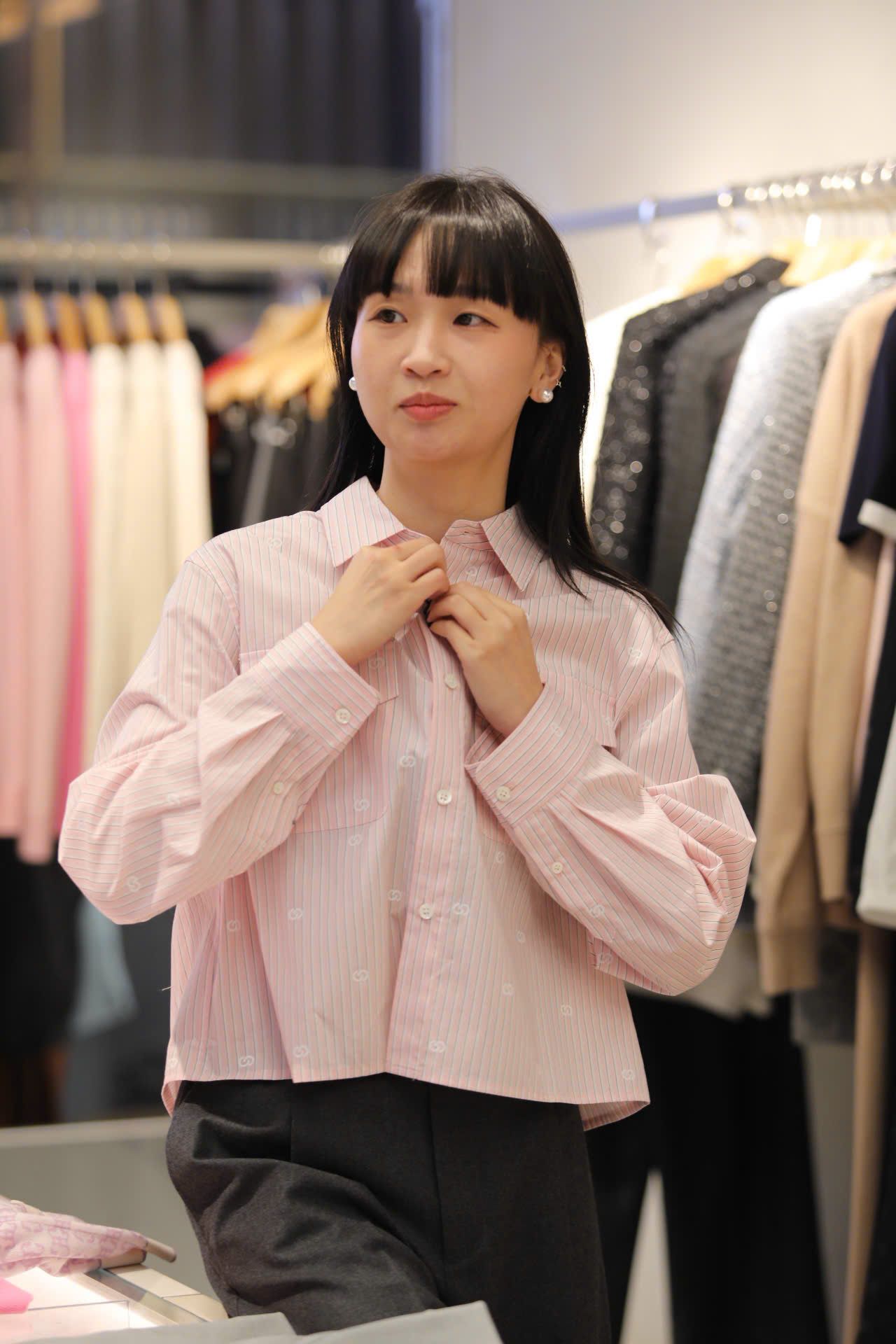  Áo sơmi hồng , 2 túi ngực 