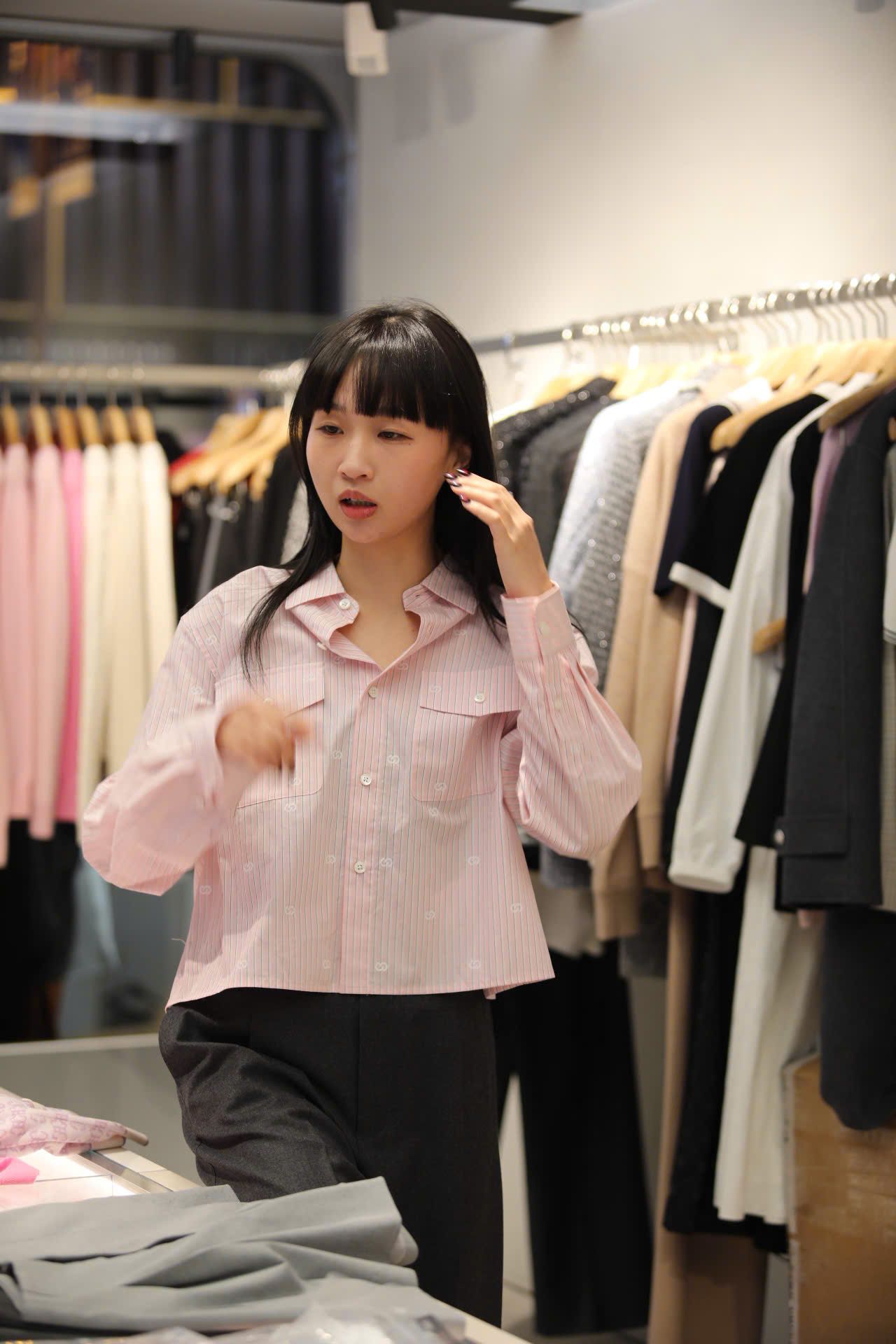  Áo sơmi hồng , 2 túi ngực 