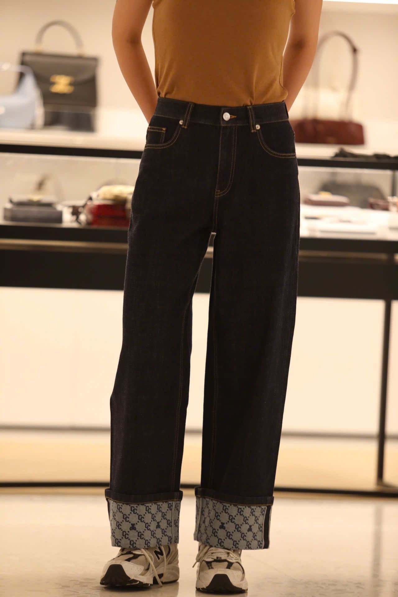  Quần jean xanh gấp gấu logo 