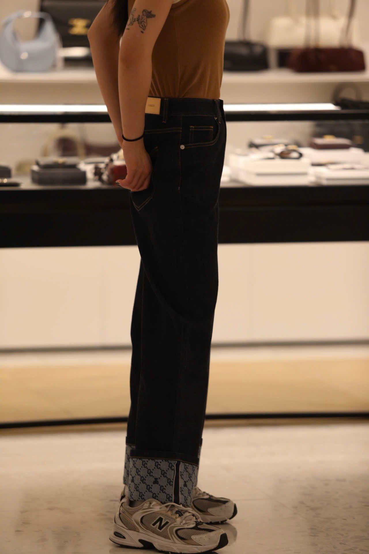  Quần jean xanh gấp gấu logo 