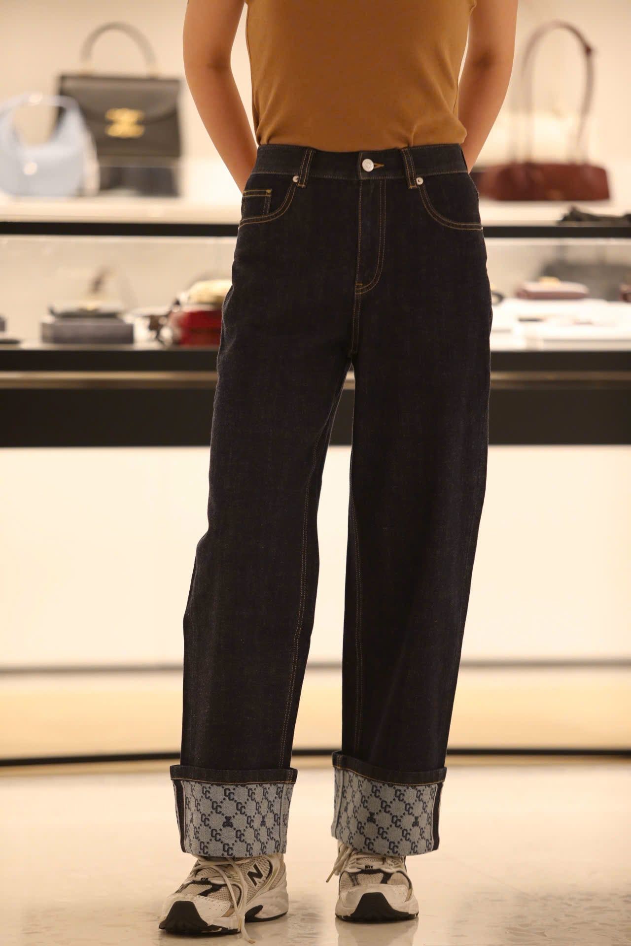  Quần jean xanh gấp gấu logo 