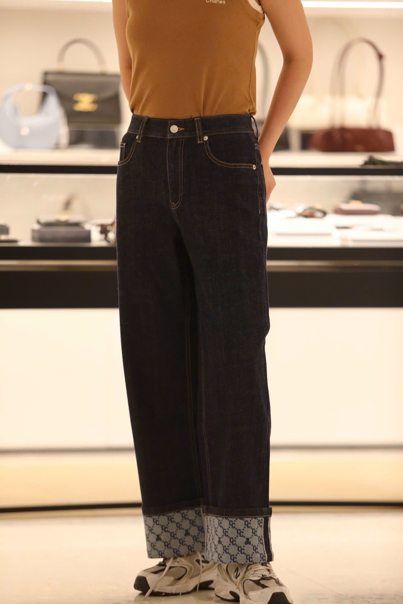  Quần jean xanh gấp gấu logo 