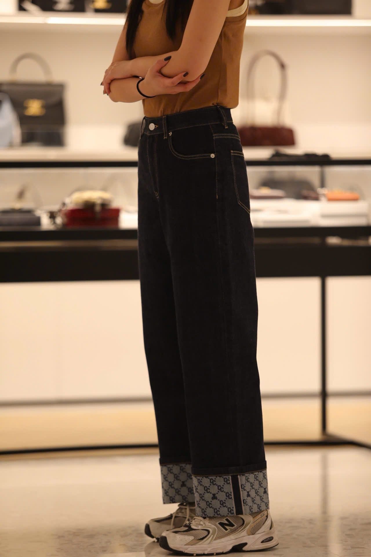  Quần jean xanh gấp gấu logo 