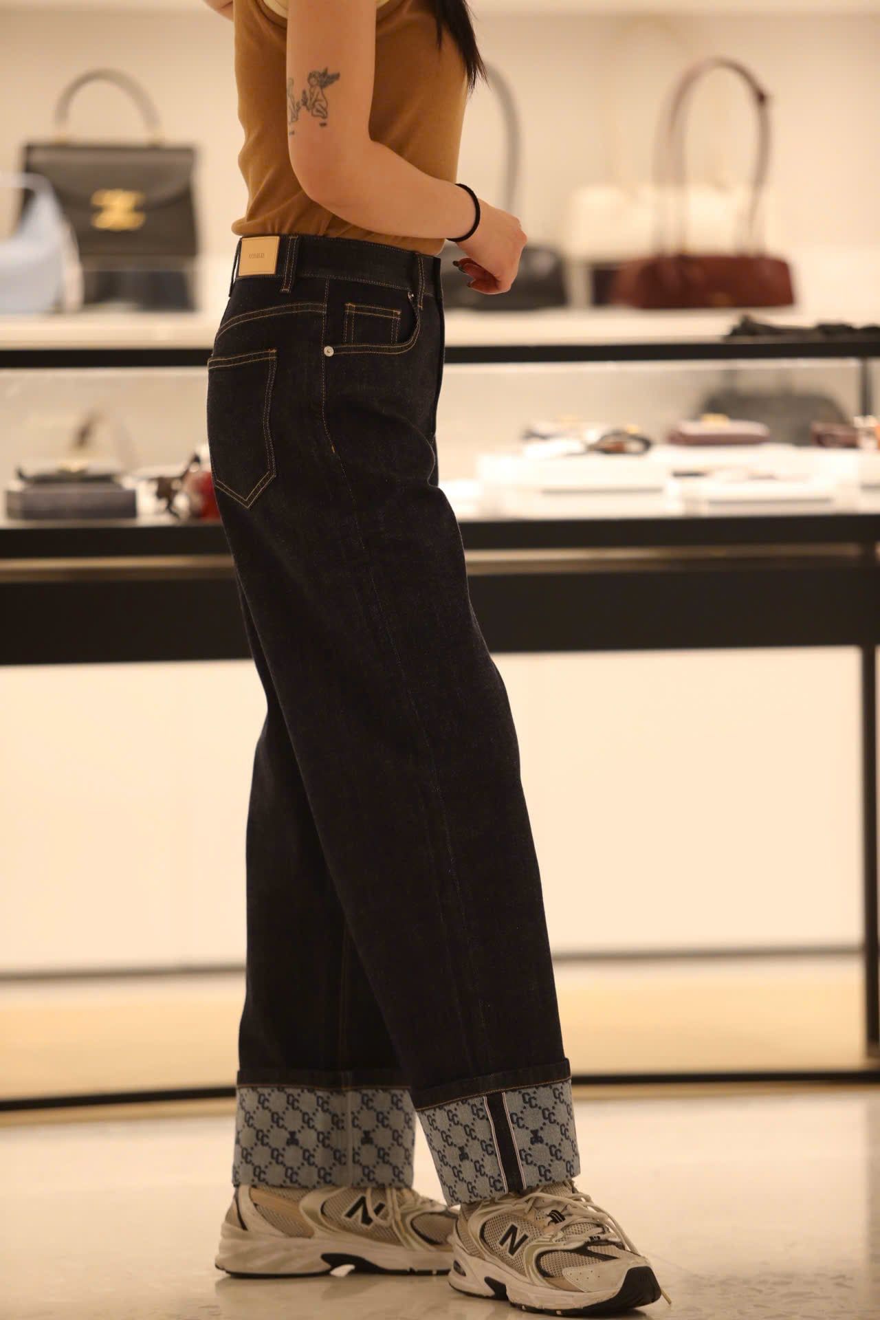  Quần jean xanh gấp gấu logo 