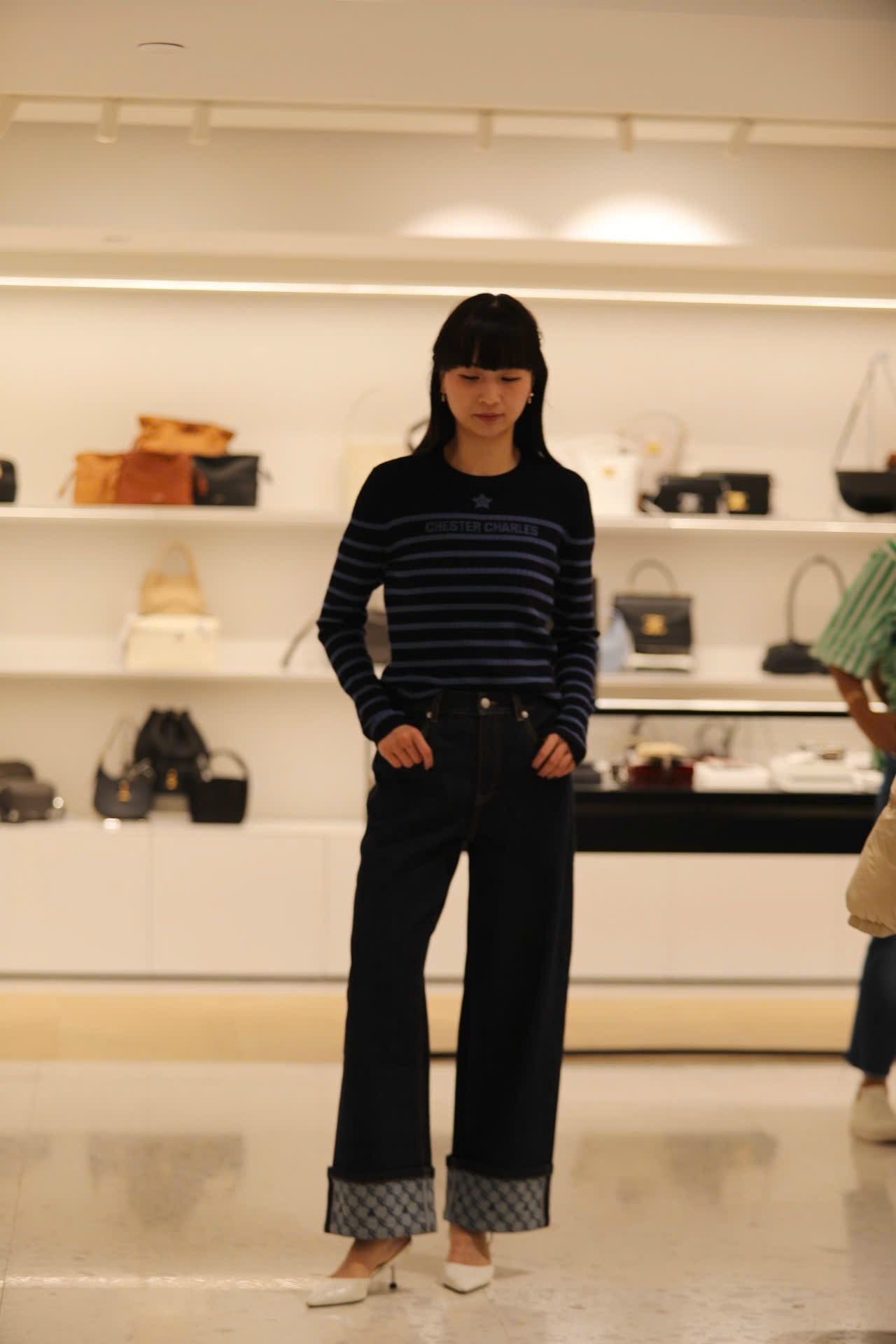  Quần jean xanh gấp gấu logo 