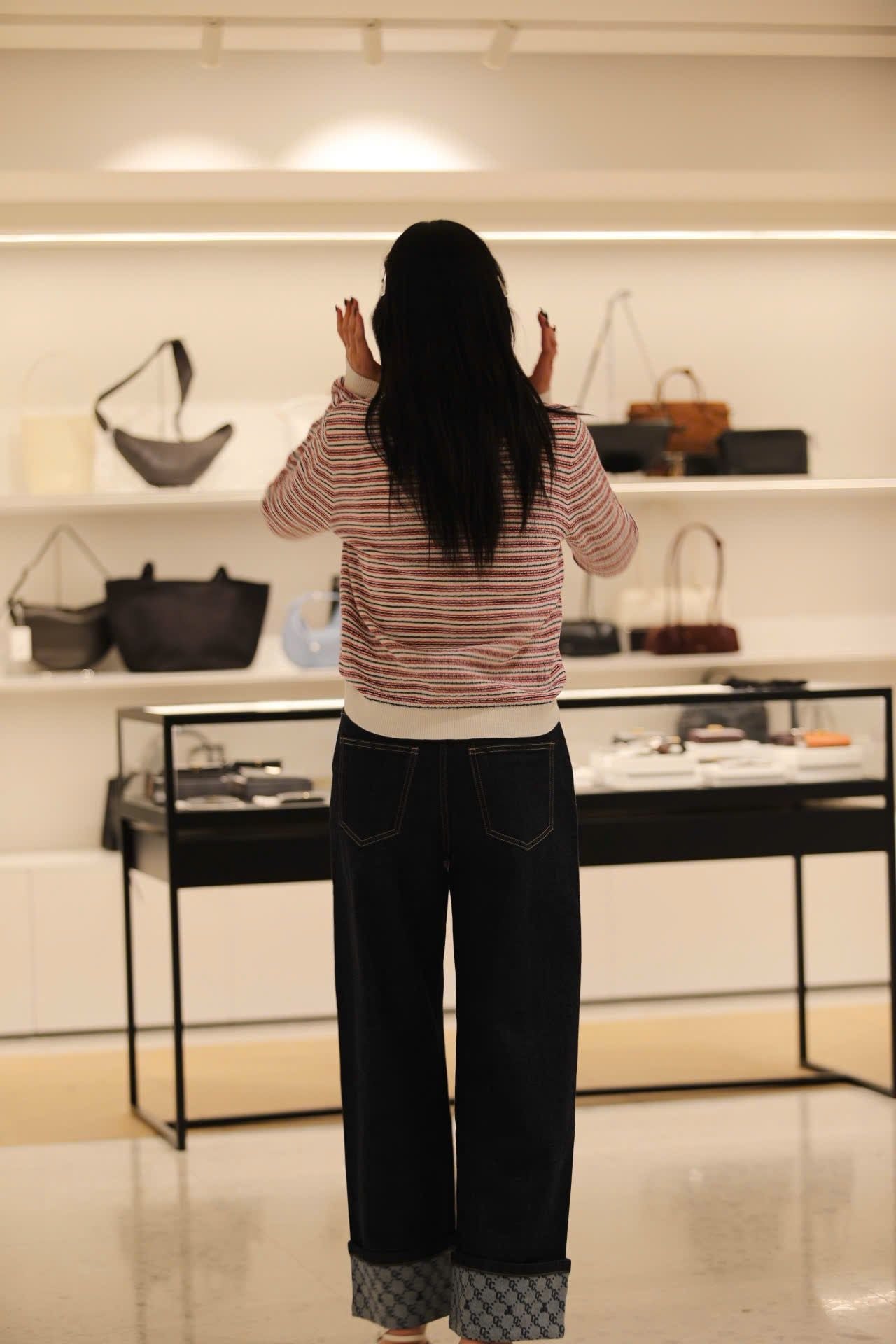  Quần jean xanh gấp gấu logo 