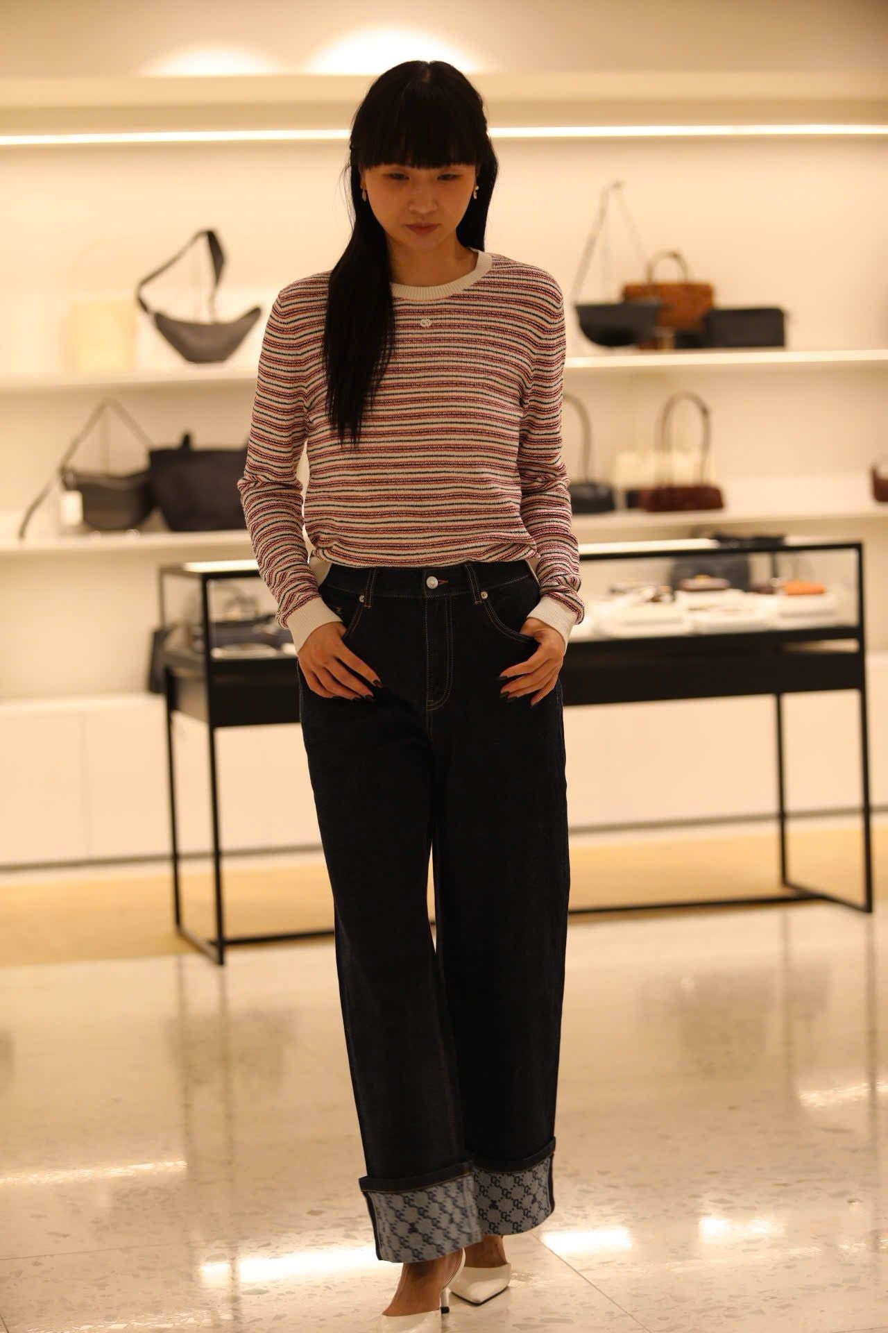  Quần jean xanh gấp gấu logo 