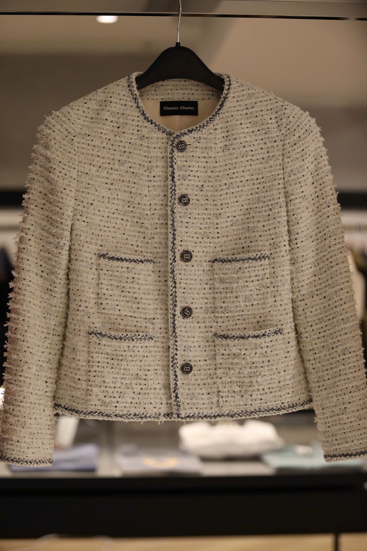  1.Áo tweed trắng chấm đen -cúc đen 