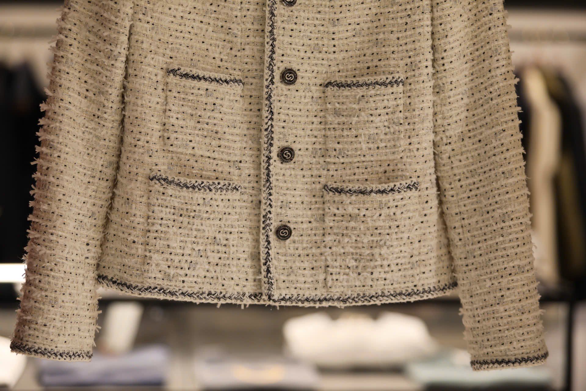  1.Áo tweed trắng chấm đen -cúc đen 