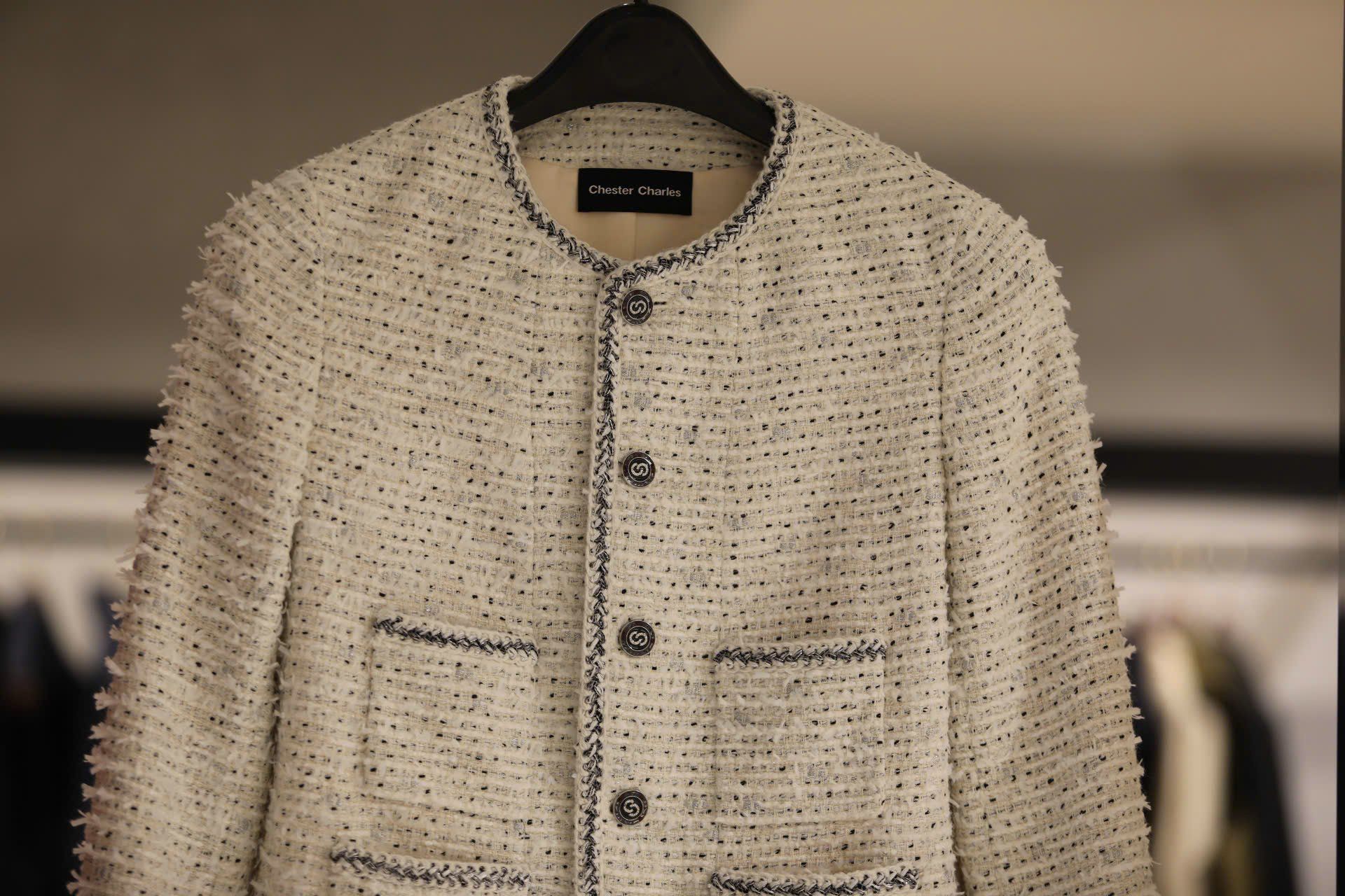  1.Áo tweed trắng chấm đen -cúc đen 