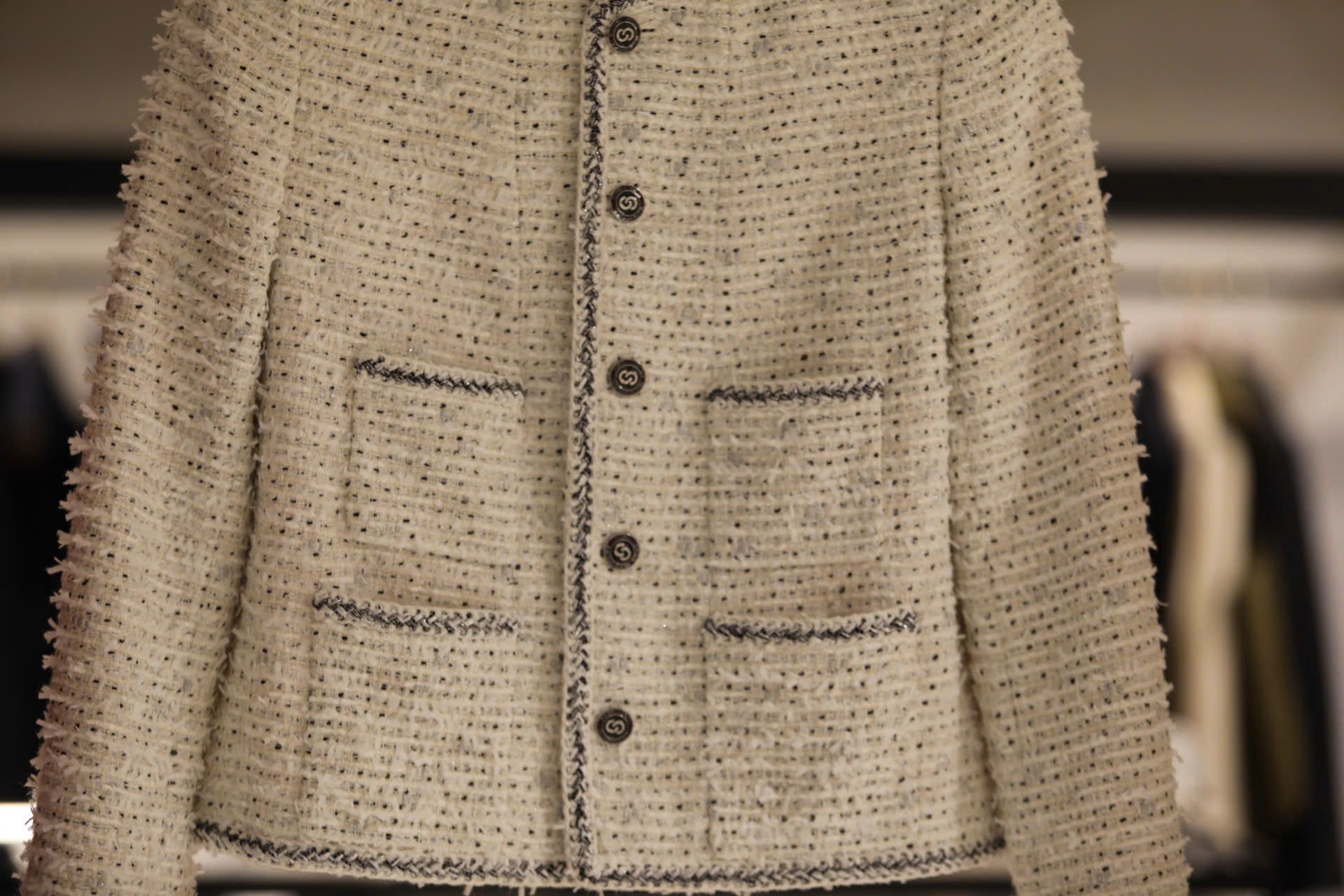  1.Áo tweed trắng chấm đen -cúc đen 