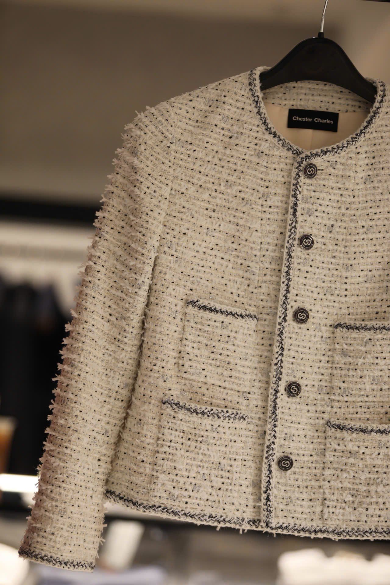  1.Áo tweed trắng chấm đen -cúc đen 