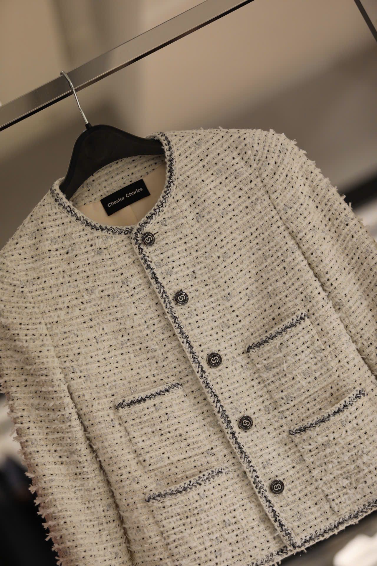  1.Áo tweed trắng chấm đen -cúc đen 