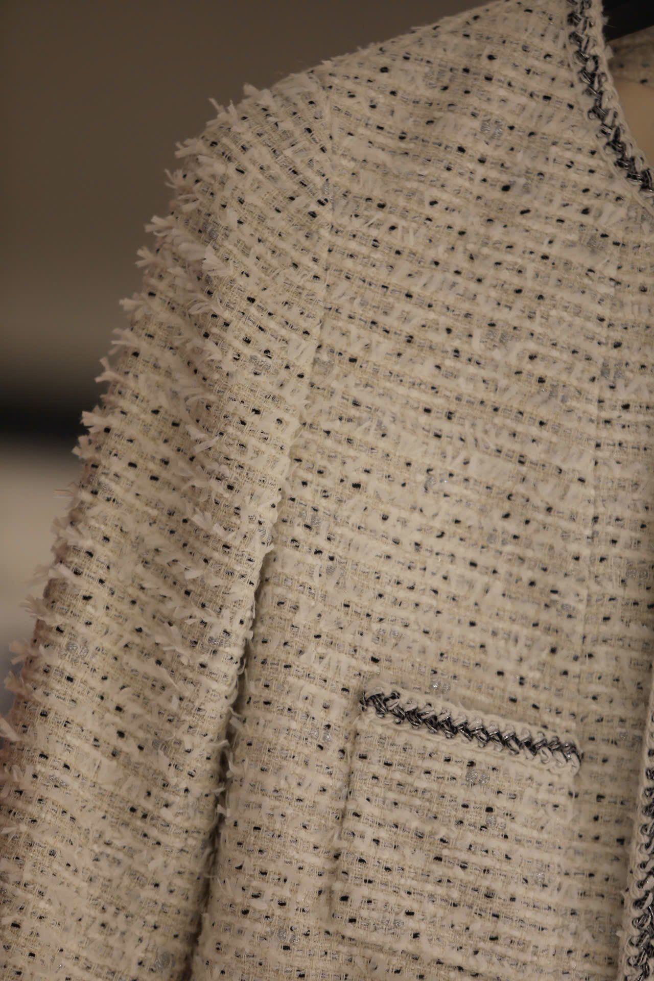  1.Áo tweed trắng chấm đen -cúc đen 