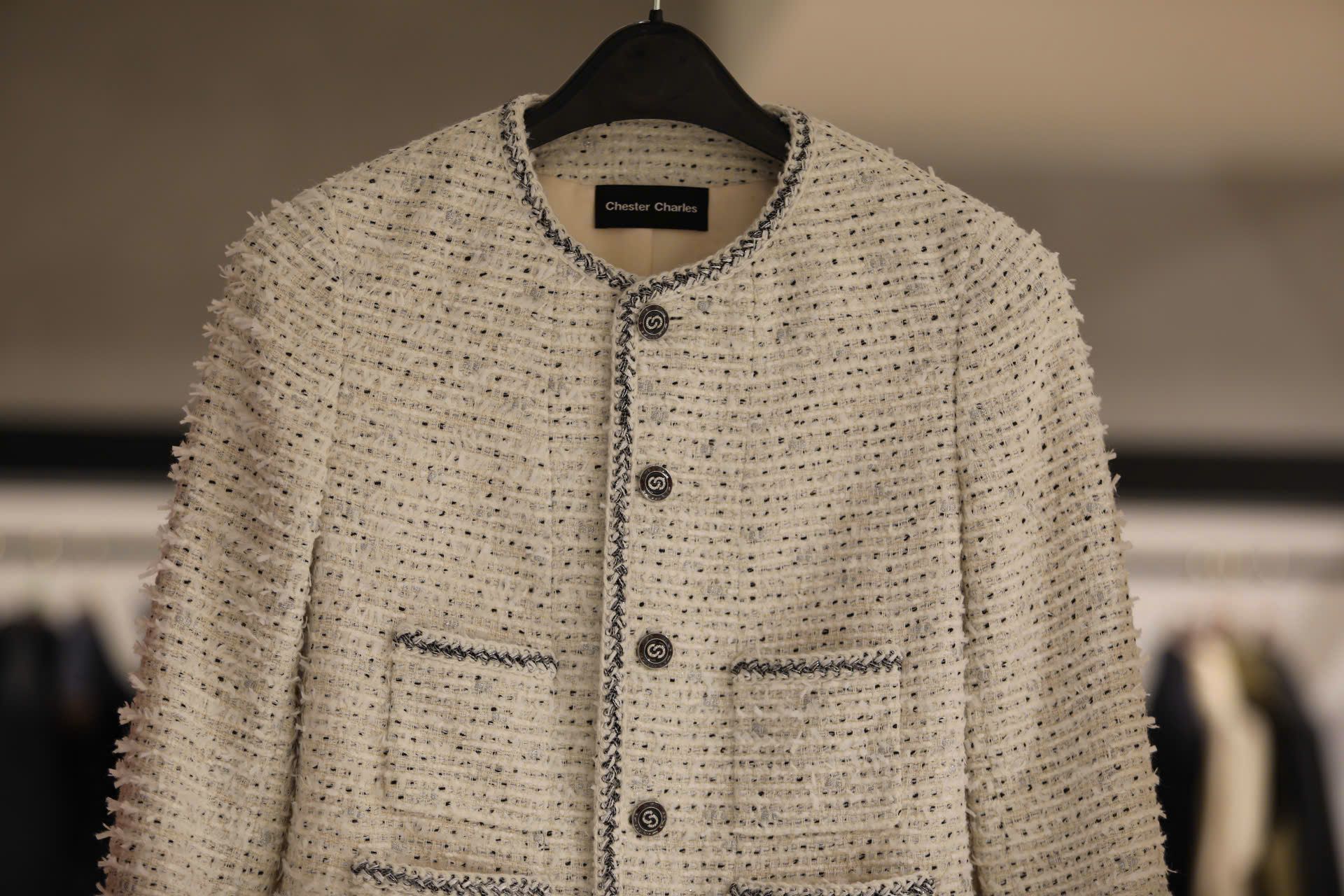  1.Áo tweed trắng chấm đen -cúc đen 