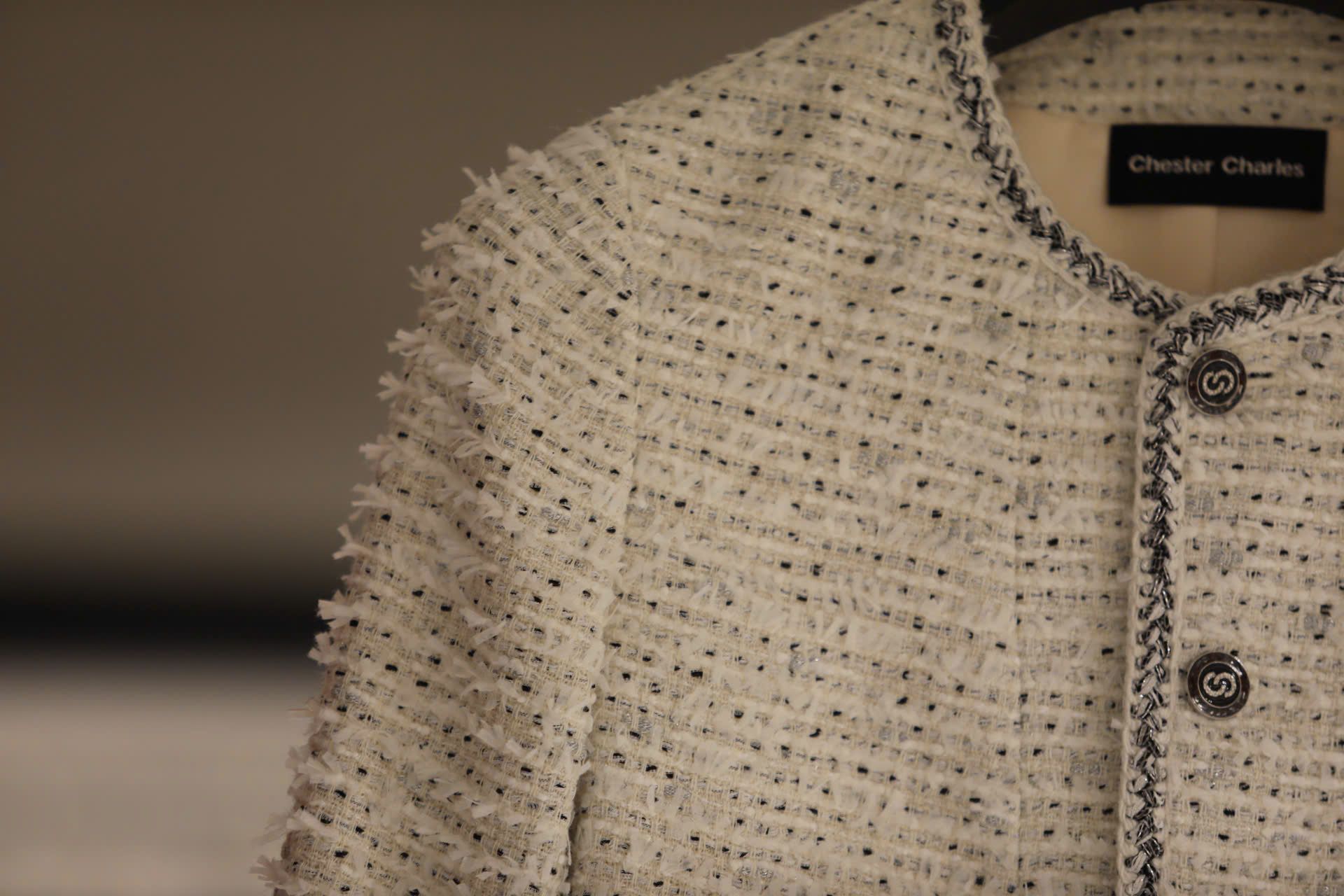  1.Áo tweed trắng chấm đen -cúc đen 