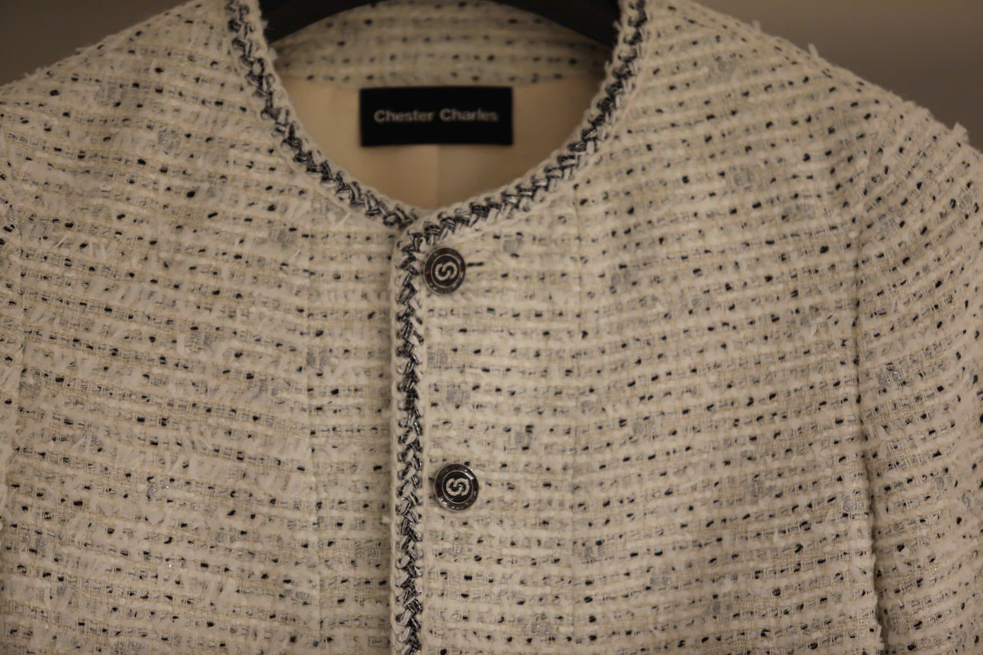  1.Áo tweed trắng chấm đen -cúc đen 