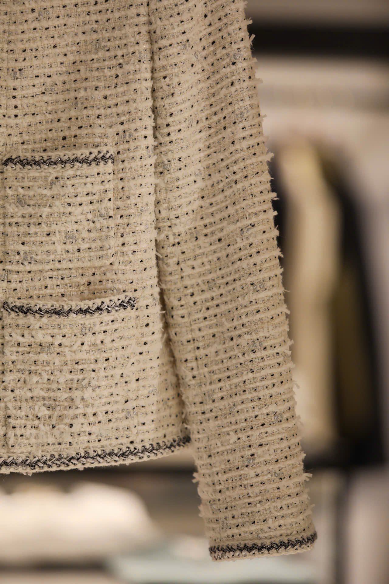  1.Áo tweed trắng chấm đen -cúc đen 