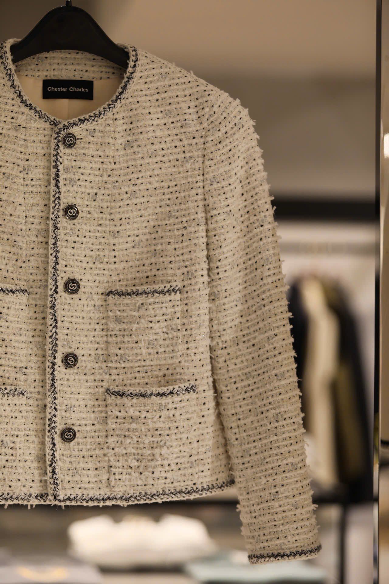  1.Áo tweed trắng chấm đen -cúc đen 