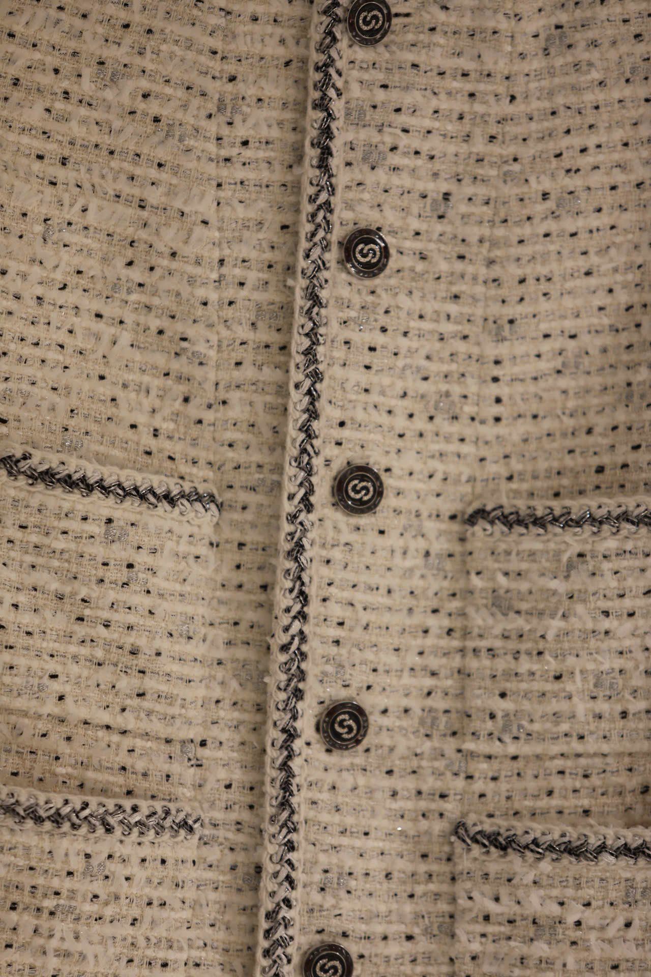  1.Áo tweed trắng chấm đen -cúc đen 