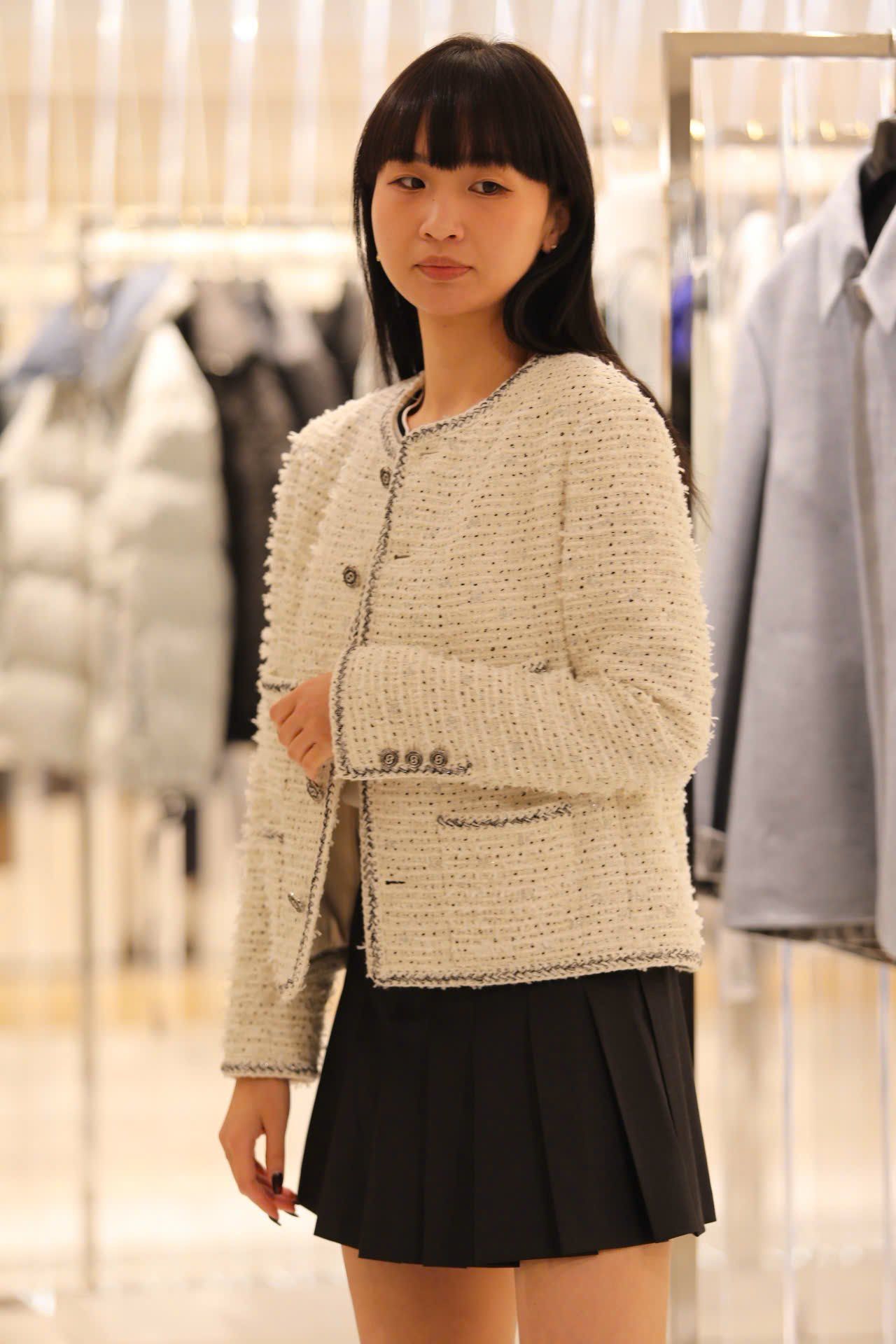  1.Áo tweed trắng chấm đen -cúc đen 