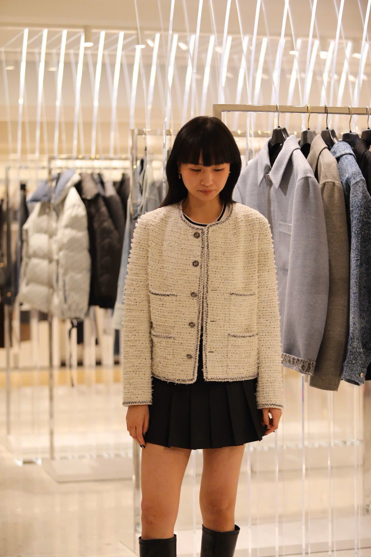  1.Áo tweed trắng chấm đen -cúc đen 