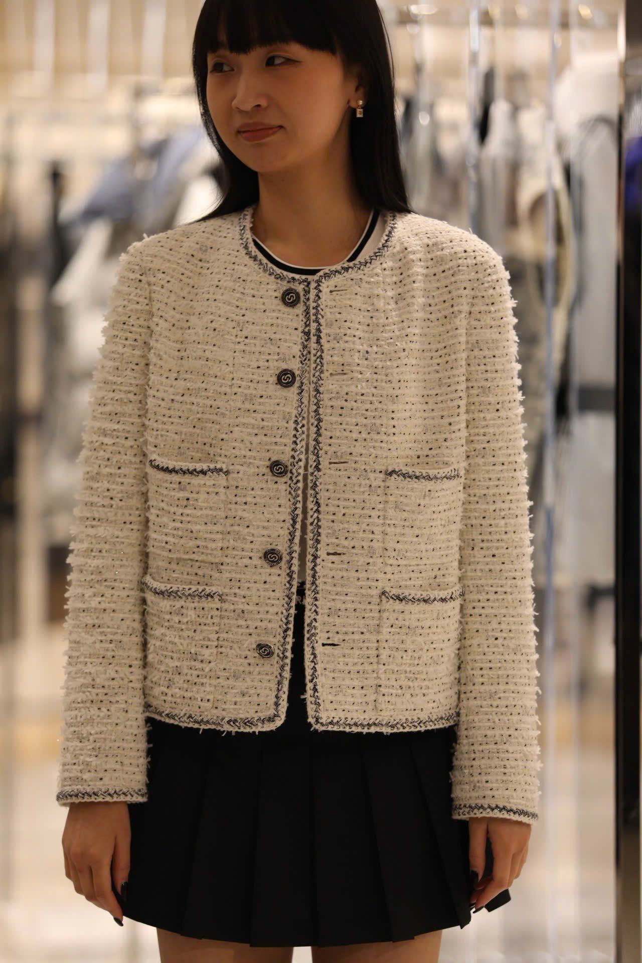  1.Áo tweed trắng chấm đen -cúc đen 