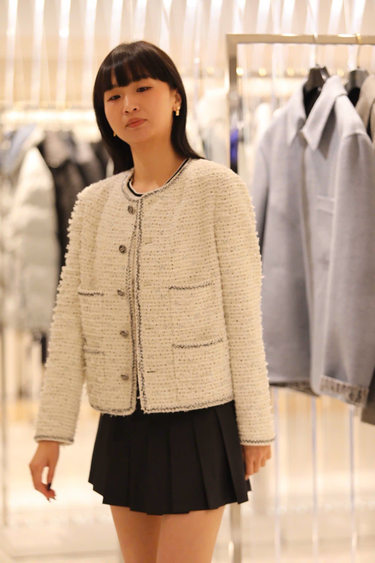  1.Áo tweed trắng chấm đen -cúc đen 