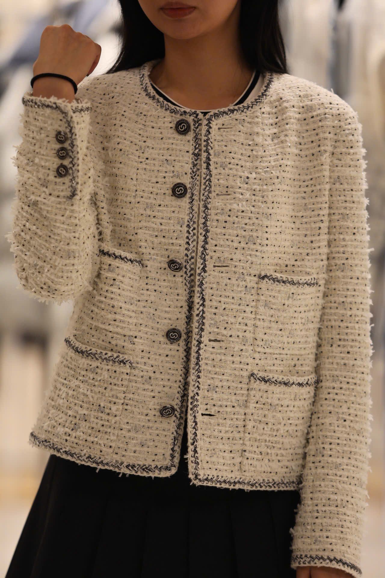  1.Áo tweed trắng chấm đen -cúc đen 