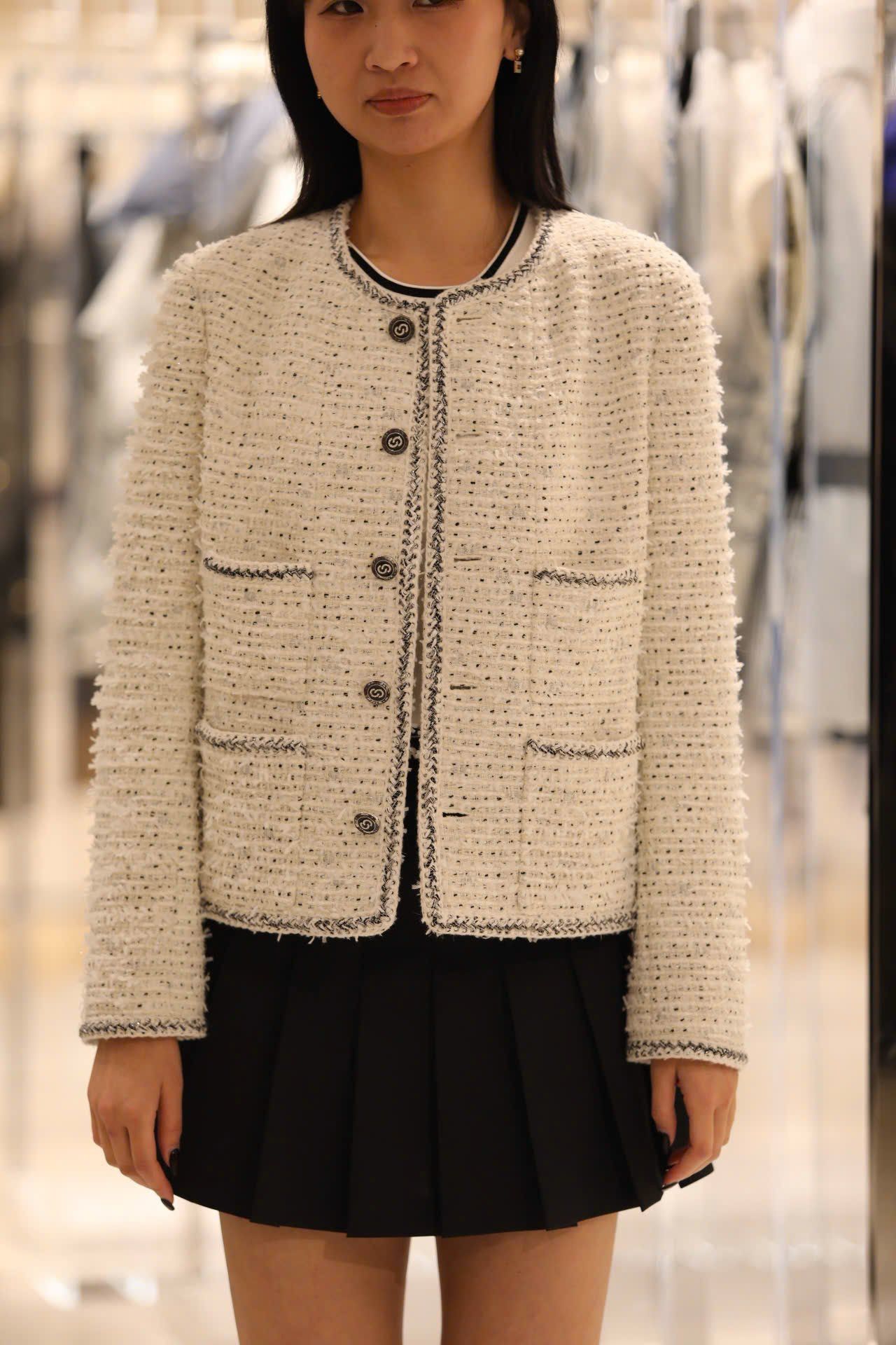  1.Áo tweed trắng chấm đen -cúc đen 