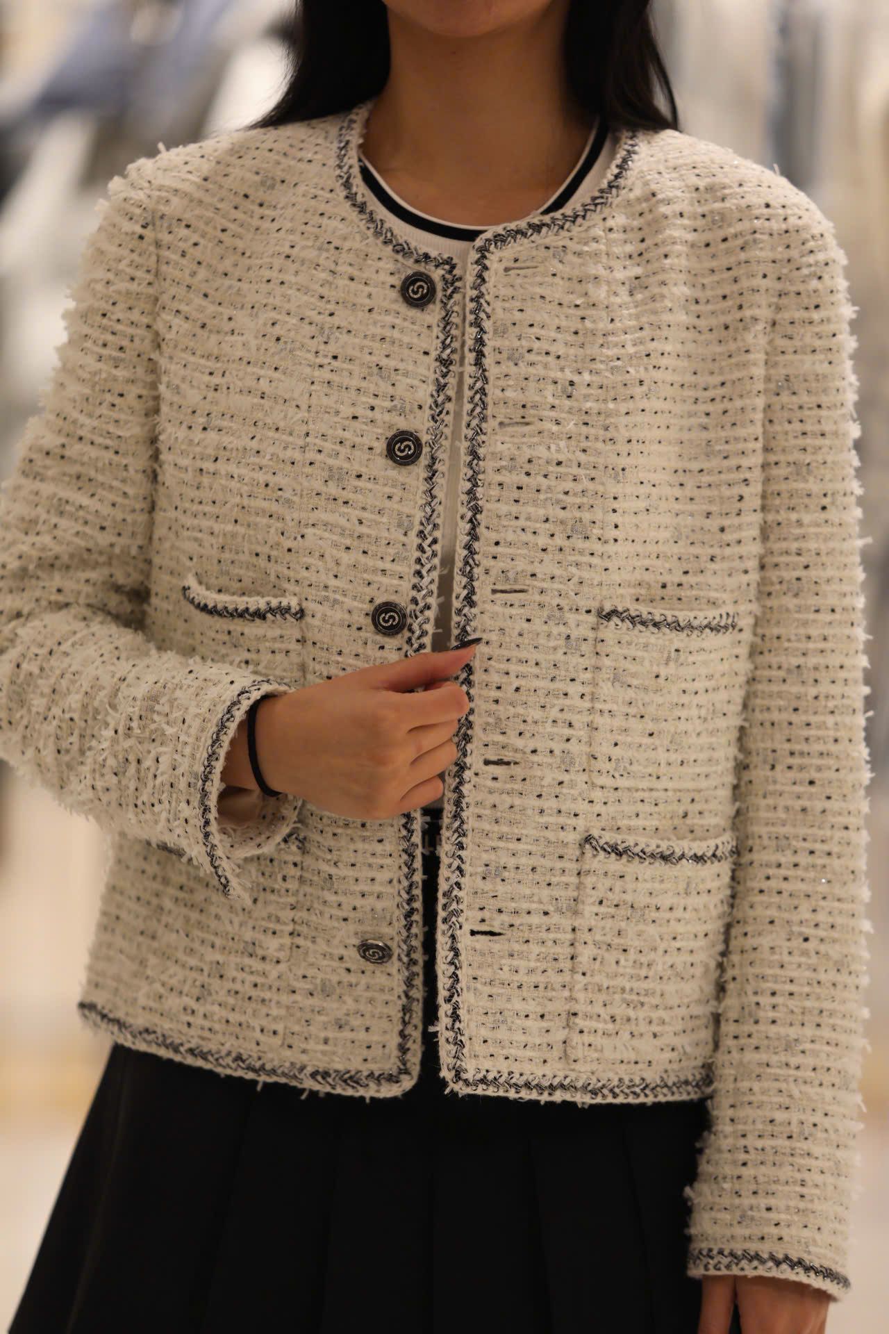  1.Áo tweed trắng chấm đen -cúc đen 