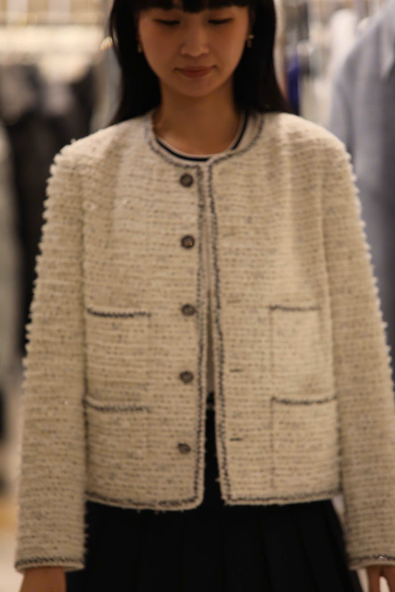  1.Áo tweed trắng chấm đen -cúc đen 